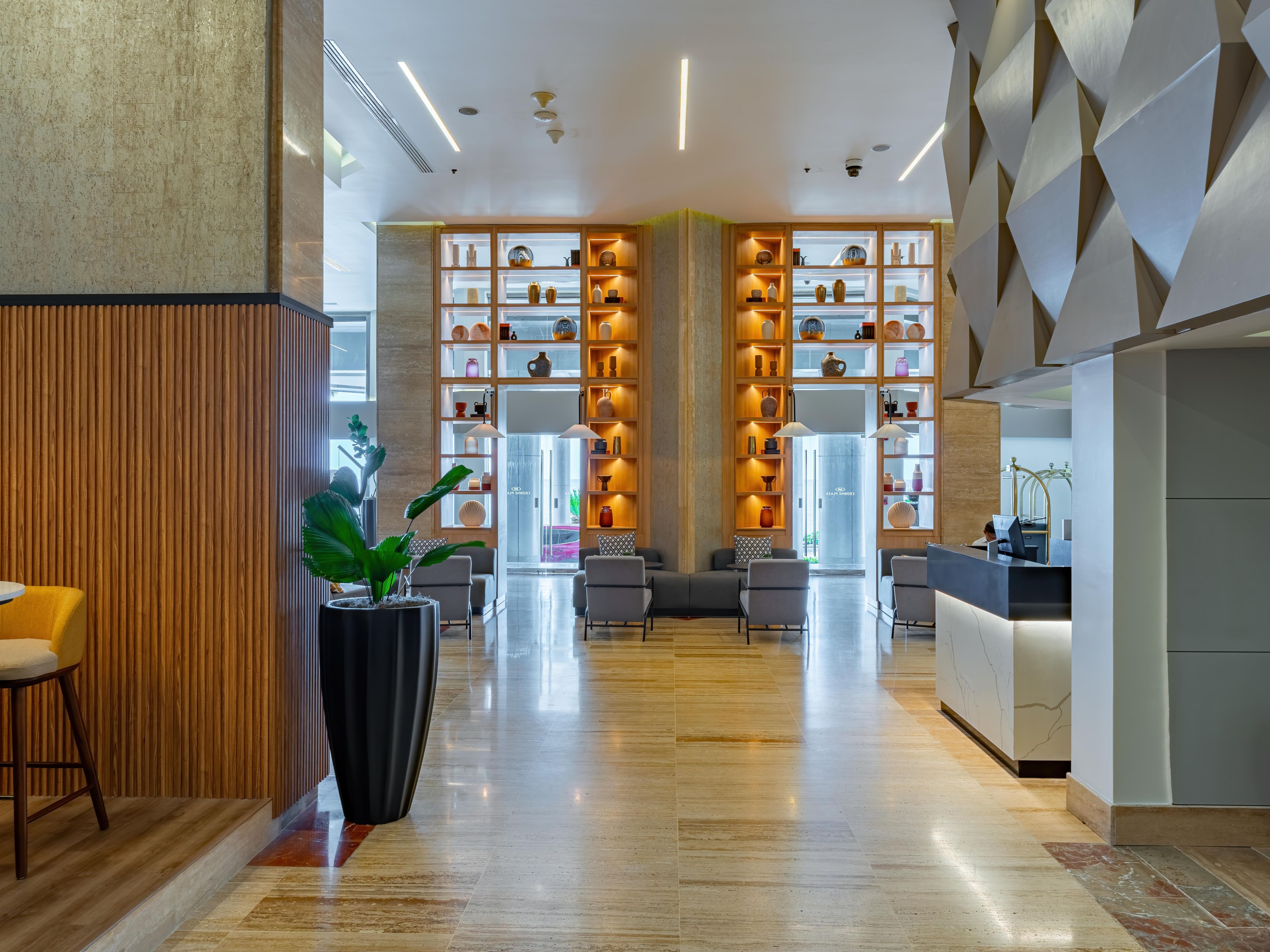 Step into a unique experience and discover Crowne Plaza Santo Domingo. Explore our facilities, rooms, and services through our virtual tour. Click the link and experience it!
