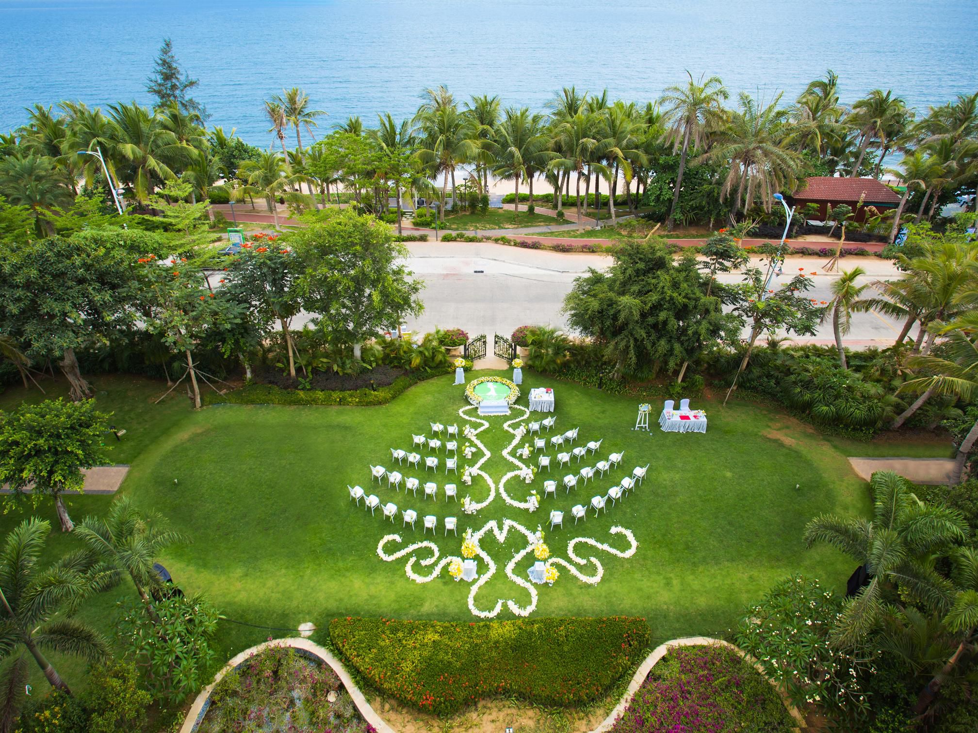 Crowne Plaza Resort Sanya Bay boasts 1,132 sqm of flexible event space across 8 meeting rooms, including a grand ballroom that seats up to 380 guests (banquet style). The Crowne Meetings Director will customize our meeting facilities to suit your event’s needs, whether it is an elegant poolside cocktail party or a grand wedding dinner.