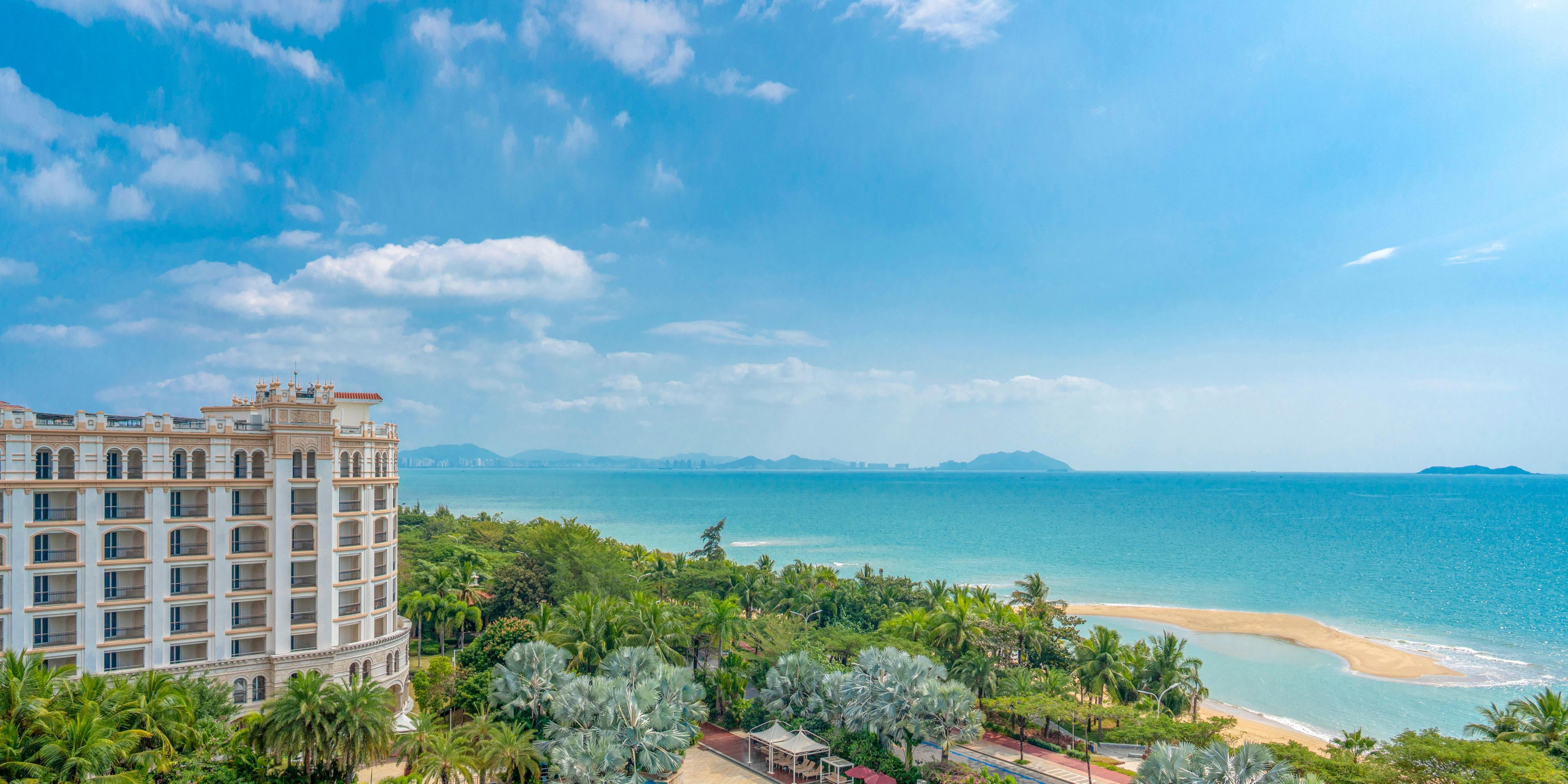 Adjacent to coconut Dream Corridor, West Island, Nanshan Temple, Dongtian and other famous scenic spots, close to the airport, highway intersection and train station, travel is very convenient.