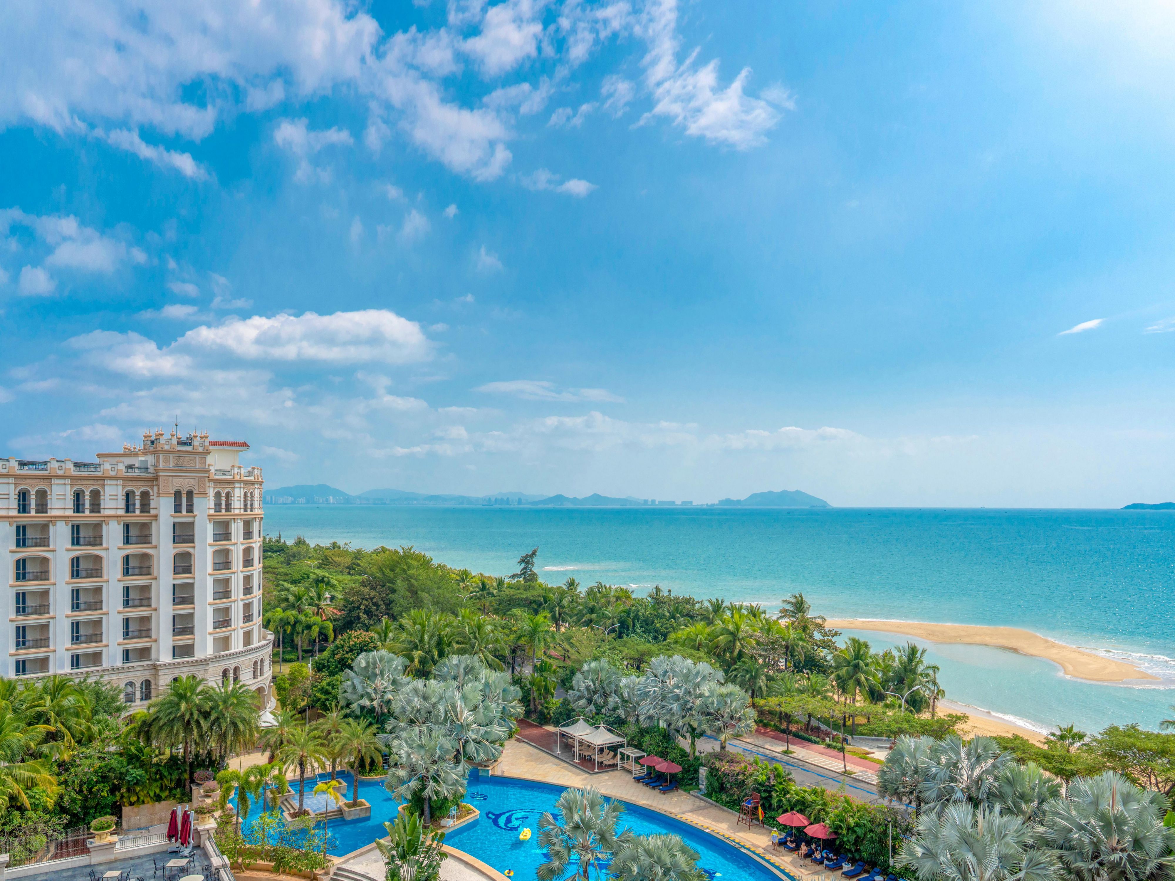 Adjacent to coconut Dream Corridor, West Island, Nanshan Temple, Dongtian and other famous scenic spots, close to the airport, highway intersection and train station, travel is very convenient.