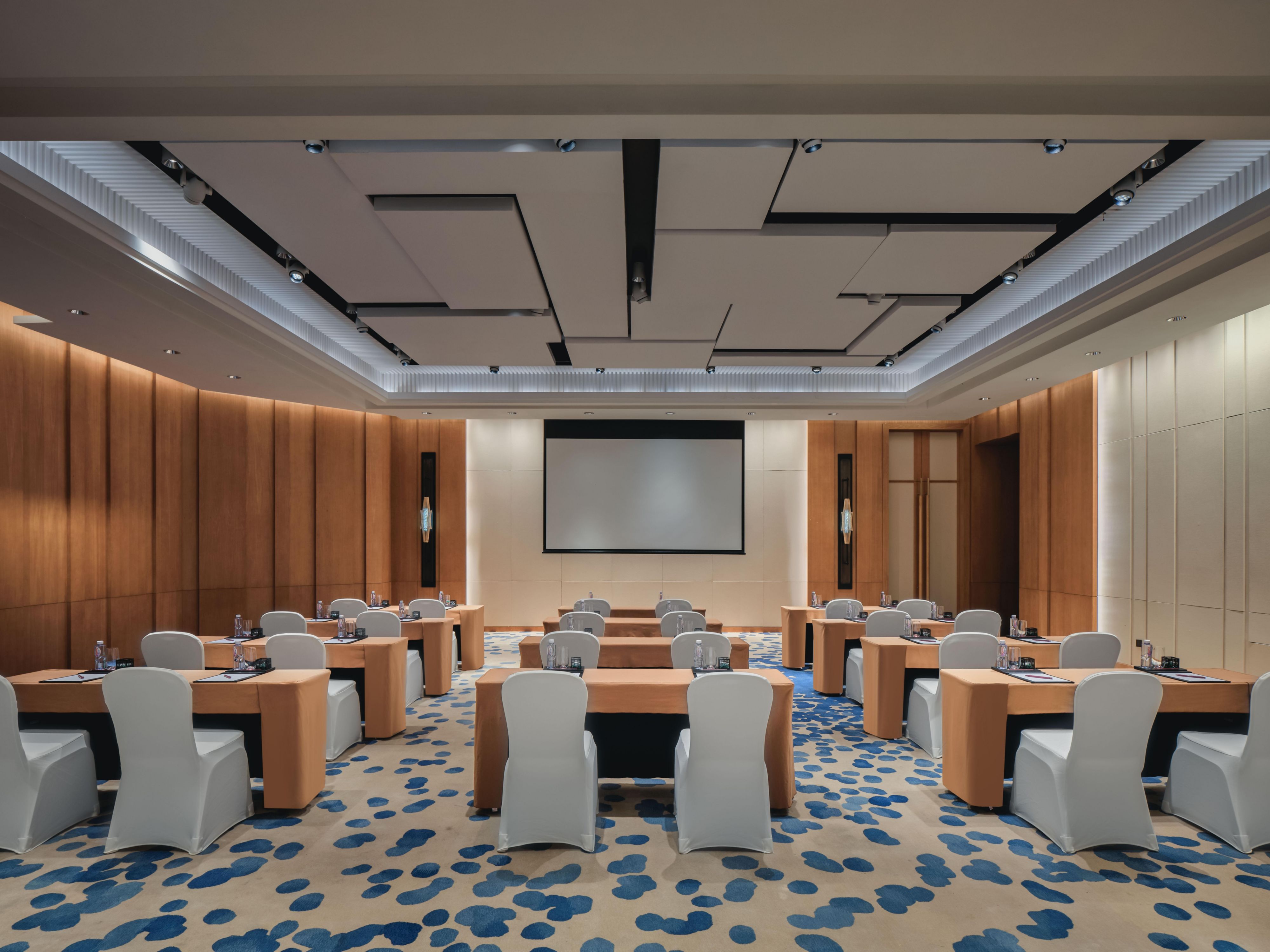 Meeting room, restaurants and rooms all in one building to save you valuable time. Over 200 sea view twin rooms, more than enough to accommodate your meeting delegates.  270° is a multifunctional space with a private pool for your weeding, cocktail party or meeting.