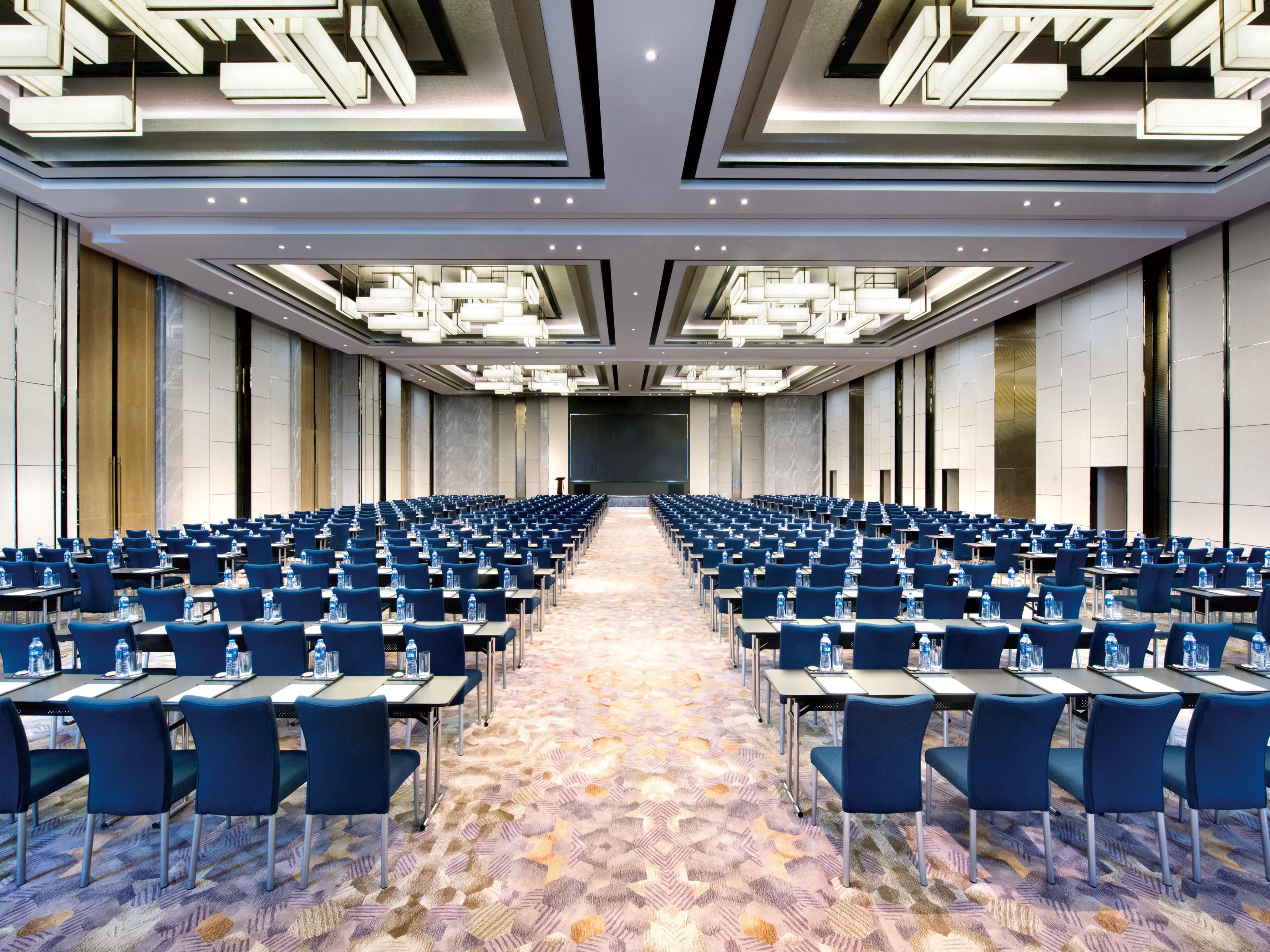 Crowne Plaza Shanghai Pujiang boasts nearly 2,200 square meters of flexible events space. There is a total of 10 meeting rooms, including a 1,050 square meters pillar free ballroom.