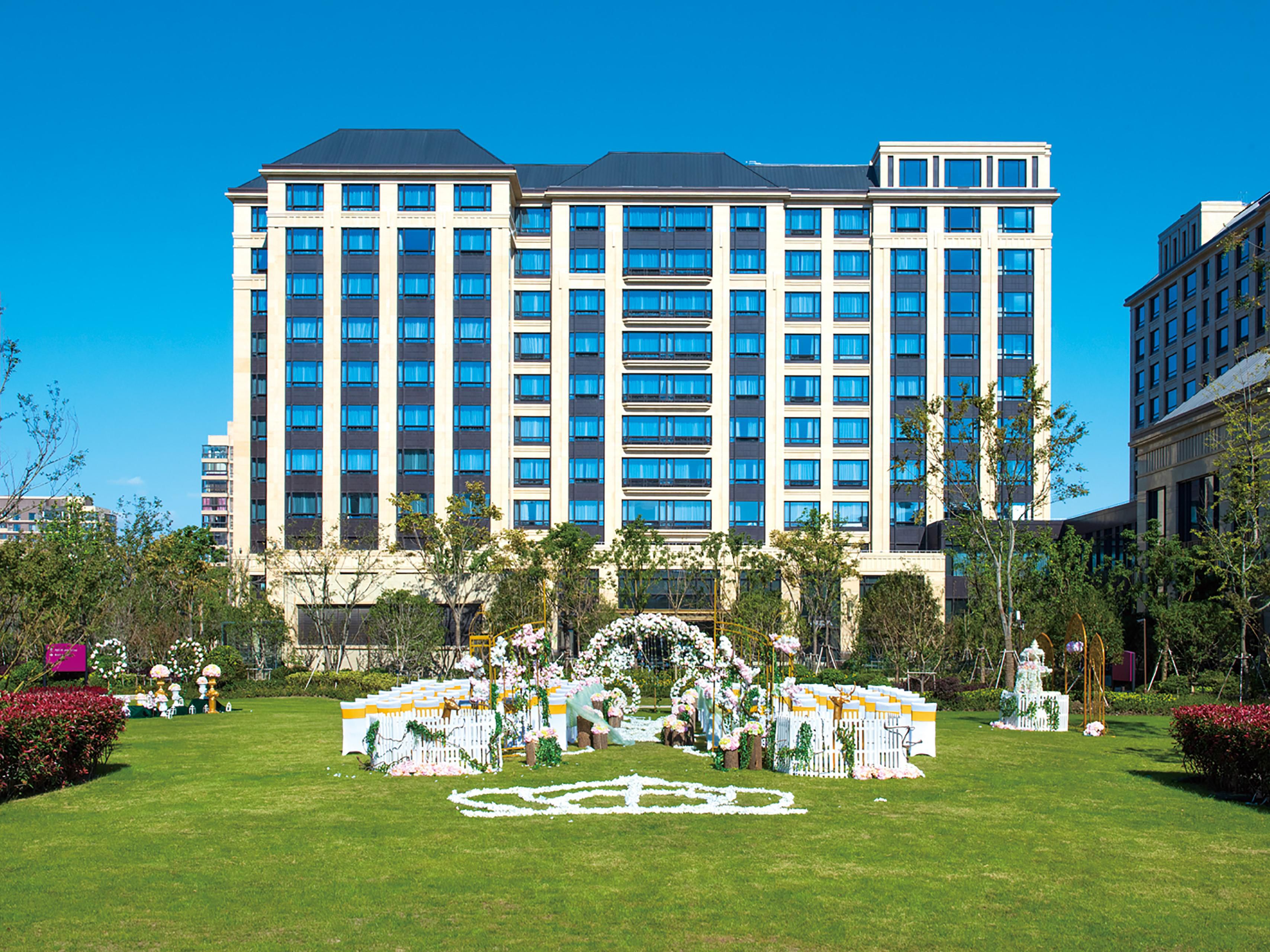 To hold a blissful and memorable wedding at Crowne Plaza Shanghai Pujiang, we offer a variety of wedding packages. Whether classic Chinese or modern Western set up, different ballroom sizes and 1,300 sqm. lawn will meet your all needs.