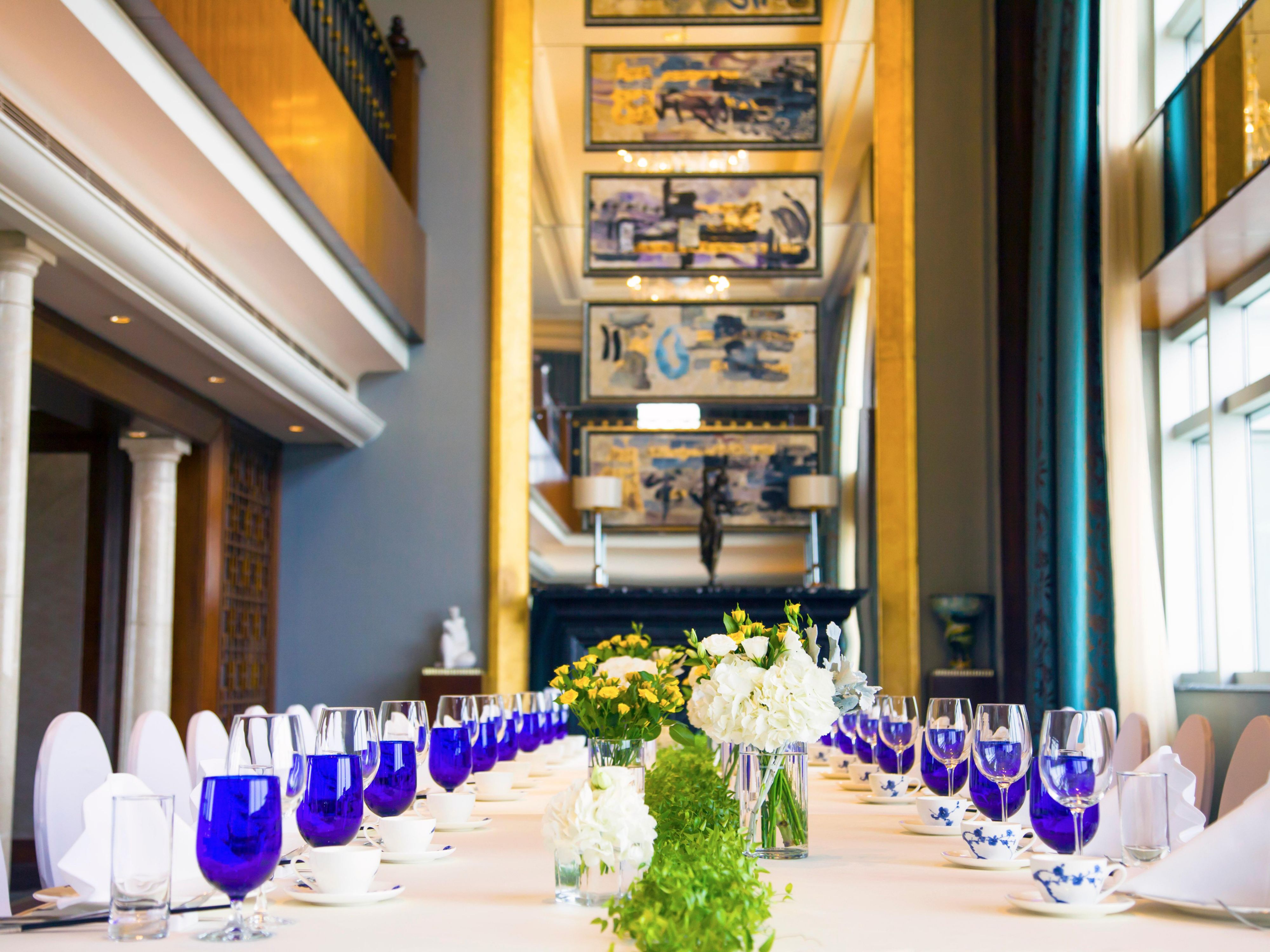 On the 19th floor, the Chancellor’s Club is of split-level and elegant design. Walking into the roof garden, and having a full view of the lush Fudan University. Leaning on the railing, the prosperous city scenery of Pudong is all in front of your eyes. Private parties, business parties or cocktail dinners can be held here.