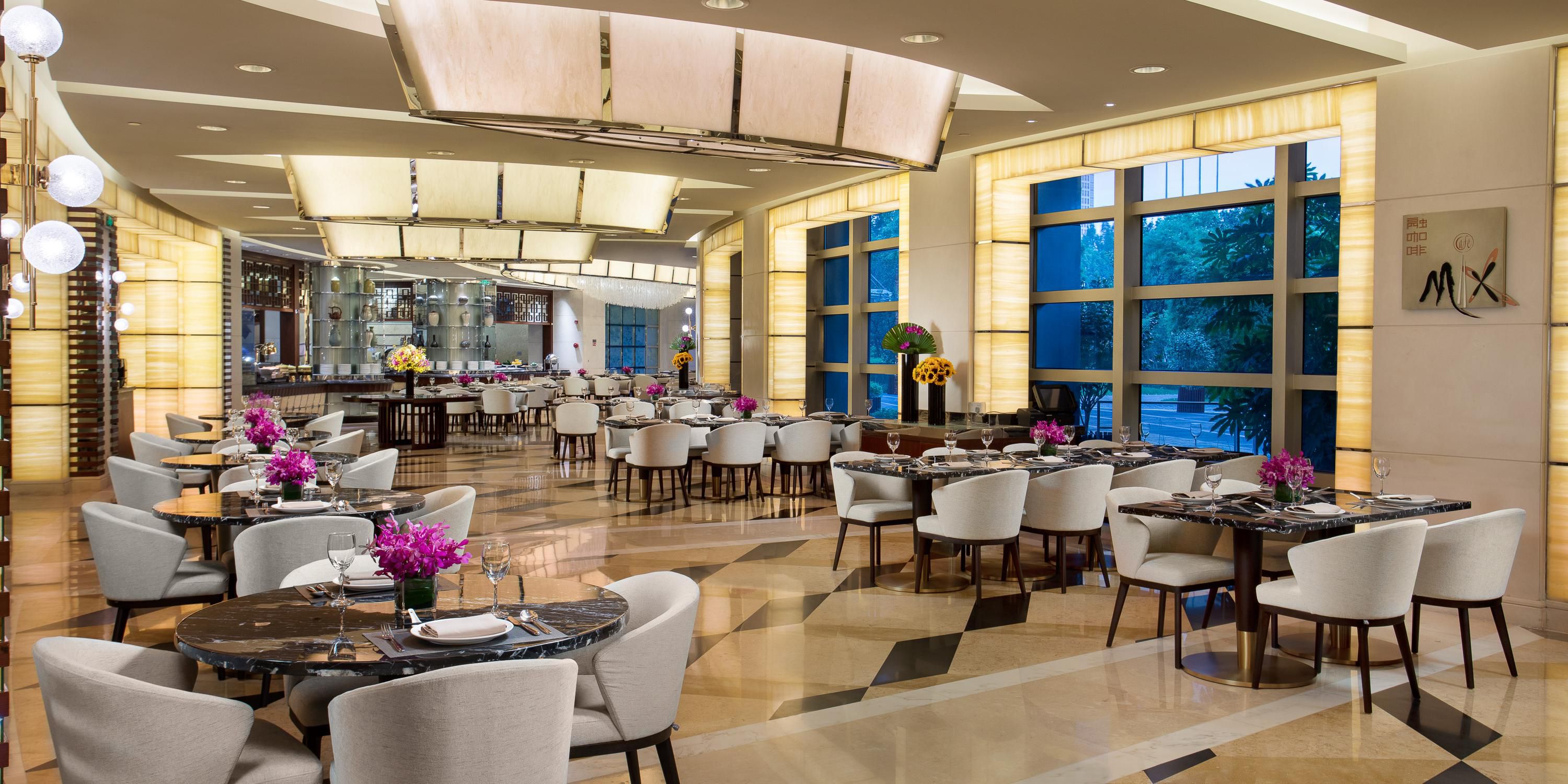 The Café Mix on the 1st floor, we take you through a journey around the globe presented. Throughout the journey, you will experience a culinary experience with both Chinese and Western cuisine. You can make a choice from the A La Carte menu or from the extensive buffet. Outdoor seating area is available for Al Fresco dining during warmer months.