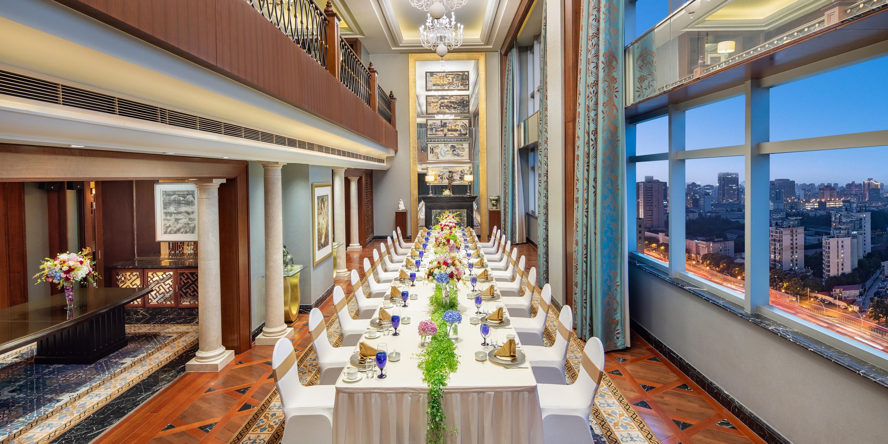 On the 19th floor, the Chancellor’s Club is of split-level and elegant design. Walking into the roof garden, and having a full view of the lush Fudan University. Leaning on the railing, the prosperous city scenery of Pudong is all in front of your eyes. Private parties, business parties or cocktail dinners can be held here. 