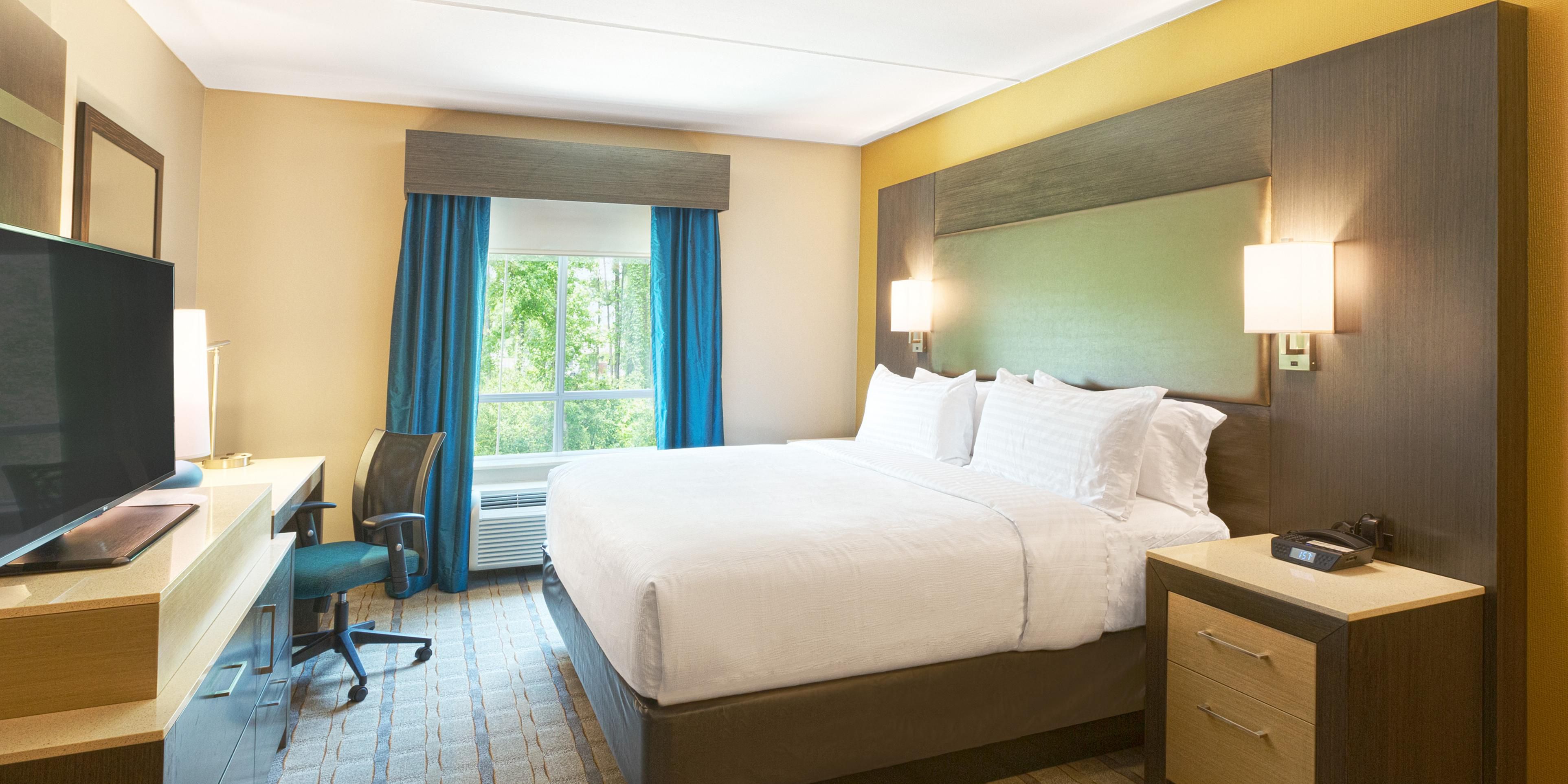Find a relaxing retreat in our comfy guest rooms and suites. All rooms feature beds outfitted with plush bedding, spacious bathrooms, and complimentary Wi-Fi. Wake up feeling refreshed before venturing out in the morning or unwind in the afternoon before enjoying drinks with friends at Blue Bar.​