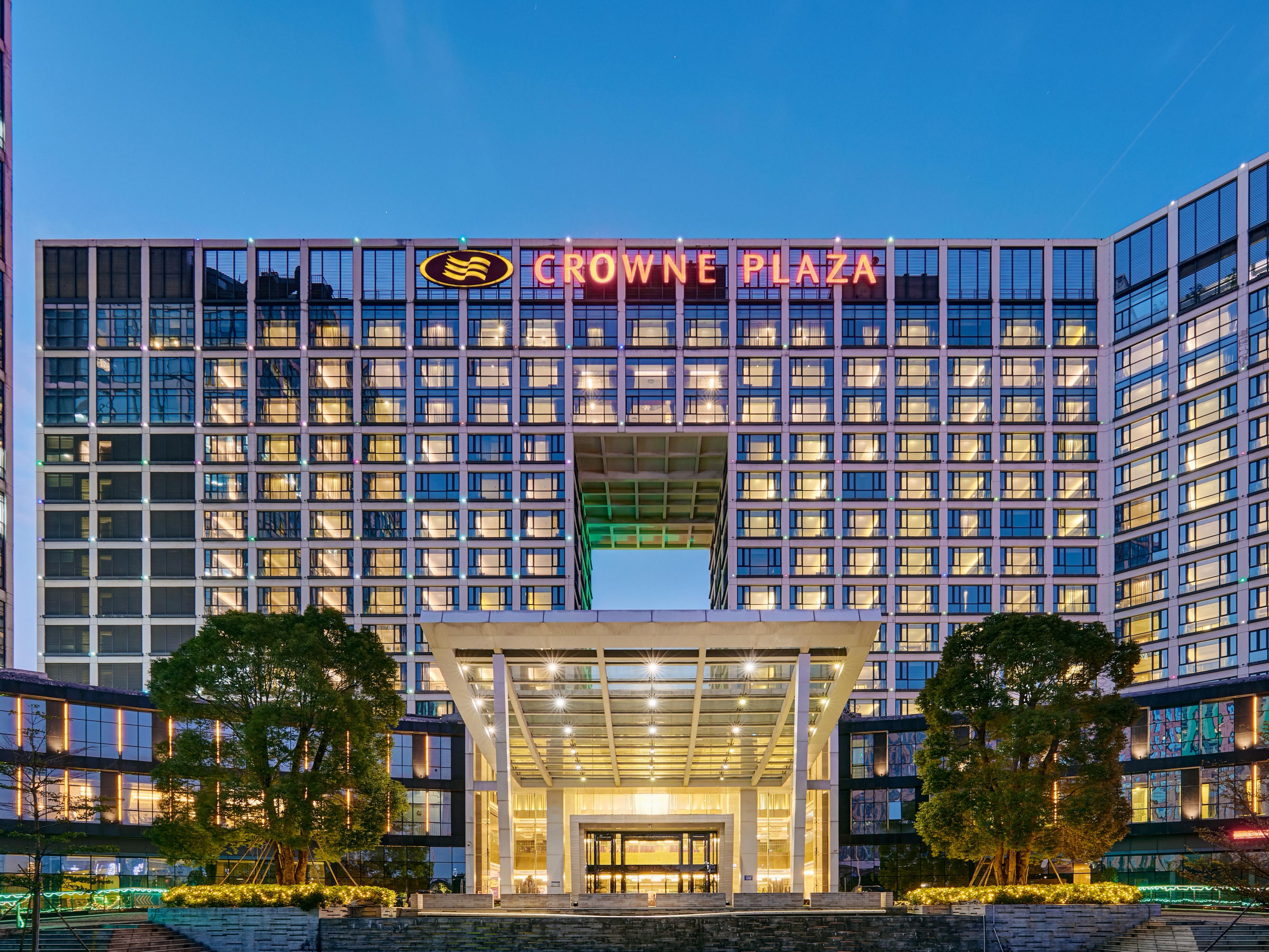 Crowne Plaza Shenzhen Longgang City Centre (Shenzhen Longgang Zhujiang Huangguang Jiari Jiudian) is located in the business centre of Longgang District. It is only a ten-minute walk to Metro Line 3 “Longcheng Square Station”.