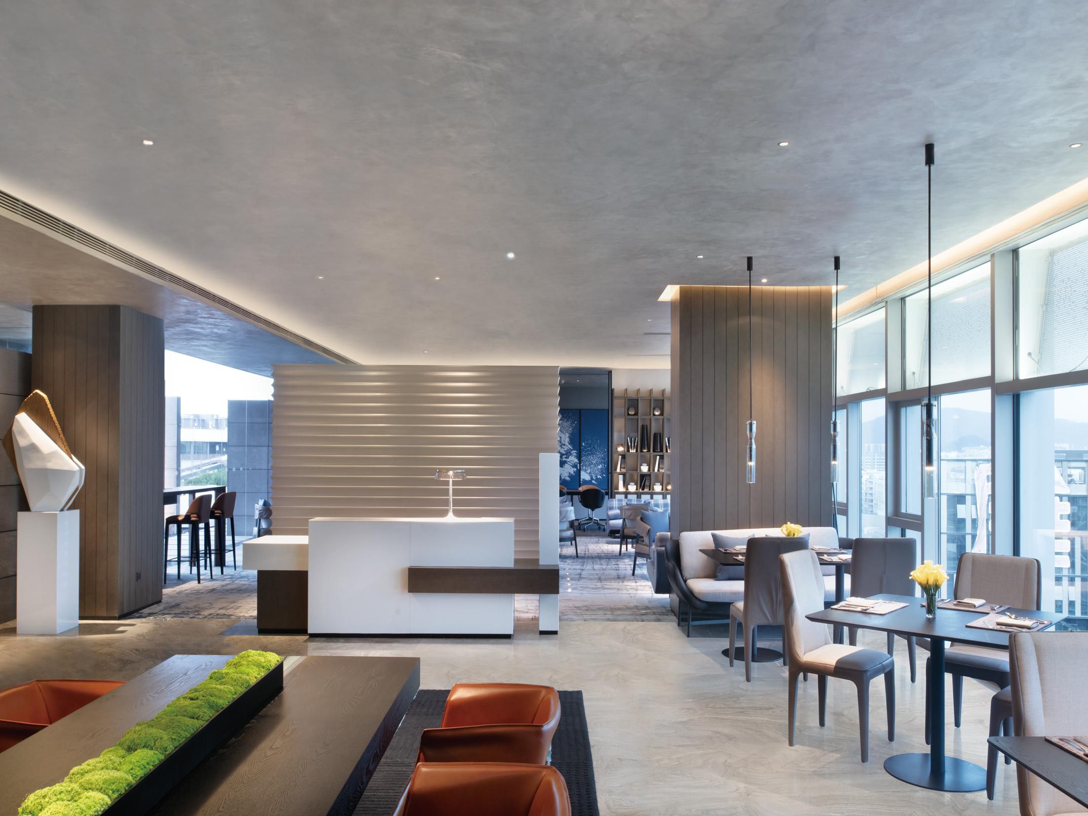 Club Rooms and Suites offer exclusive access to The Crowne Plaza Club Lounge, a sophisticated venue catering exclusively for Club Room and Suite guests. Located on the 10th floor, The Crowne Plaza Club Lounge introduces a unique style of hotel living, offering privacy, exclusivity, and convenience. 