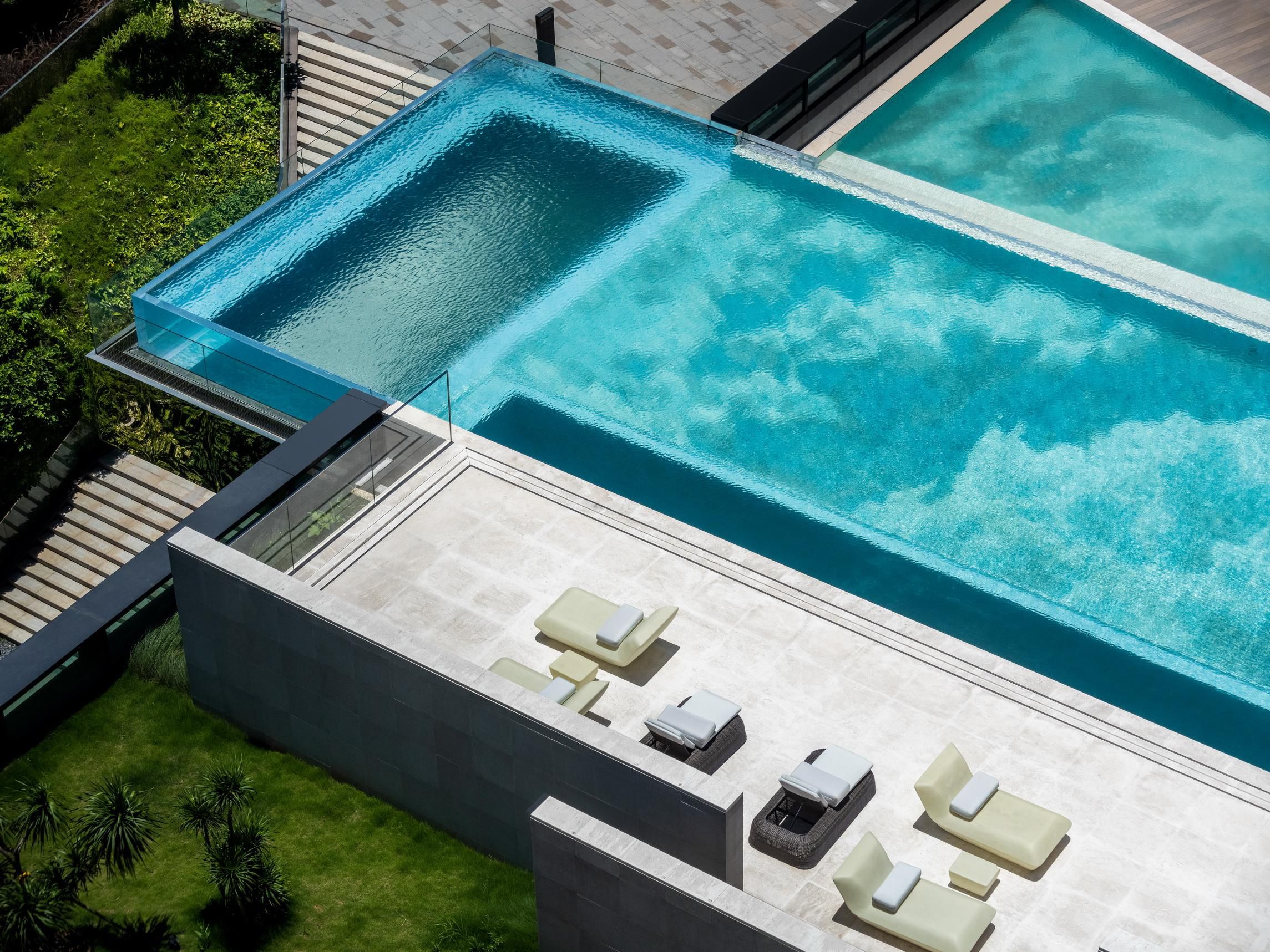 It is the first hotel opened within the vicinity of Shenzhen World Exhibition and Convention Center. It is the first flagship hotel with the new Crowne Plaza concept of “Work-Life” in Greater China.