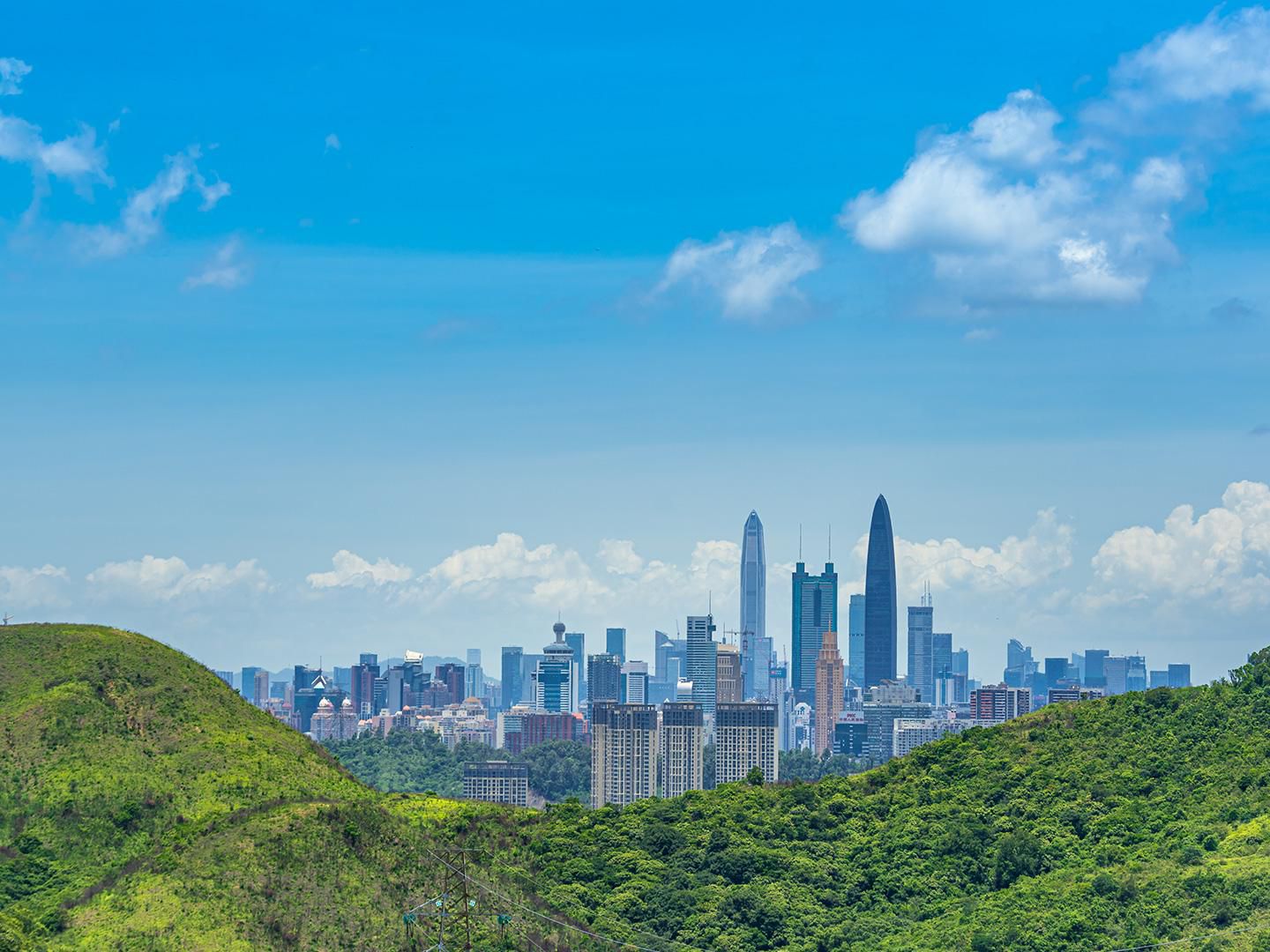 Futian’s CBD has raised public plazas, garden spaces, and little-known roof terraces. The Shenzhen Civic Center and Lianhuashan Park Mountain are good starting points for your wanderings. The best place to view the Civic Center is from the plaza on the summit of Lianhuashan Park. Line 1 to Bao’an Center, exit F head to OH Bay to watch the sunset.