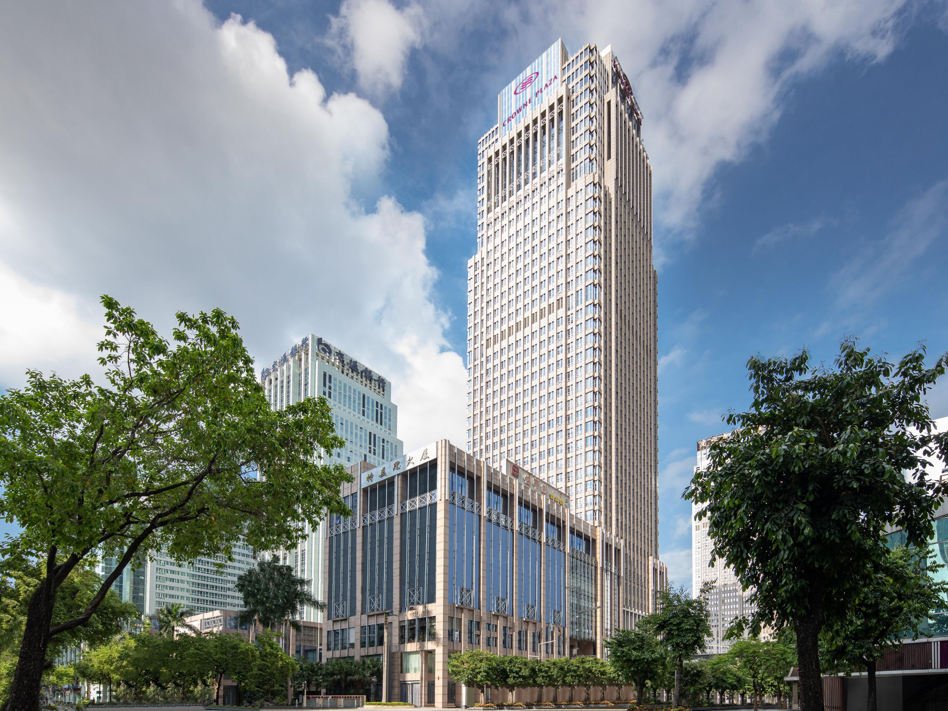 Crowne Plaza Shenzhen Futian is conveniently located in the Futian Central Business District and just a stone's throw away from landmarks such as Shenzhen Convention and Exhibition Centre, Ping An Finance Centre, Shenzhen Stock Exchange, and COCO Park. 2-min walking distance from Futian Station and 14 mins away from Hong Kong West Kowloon Station.