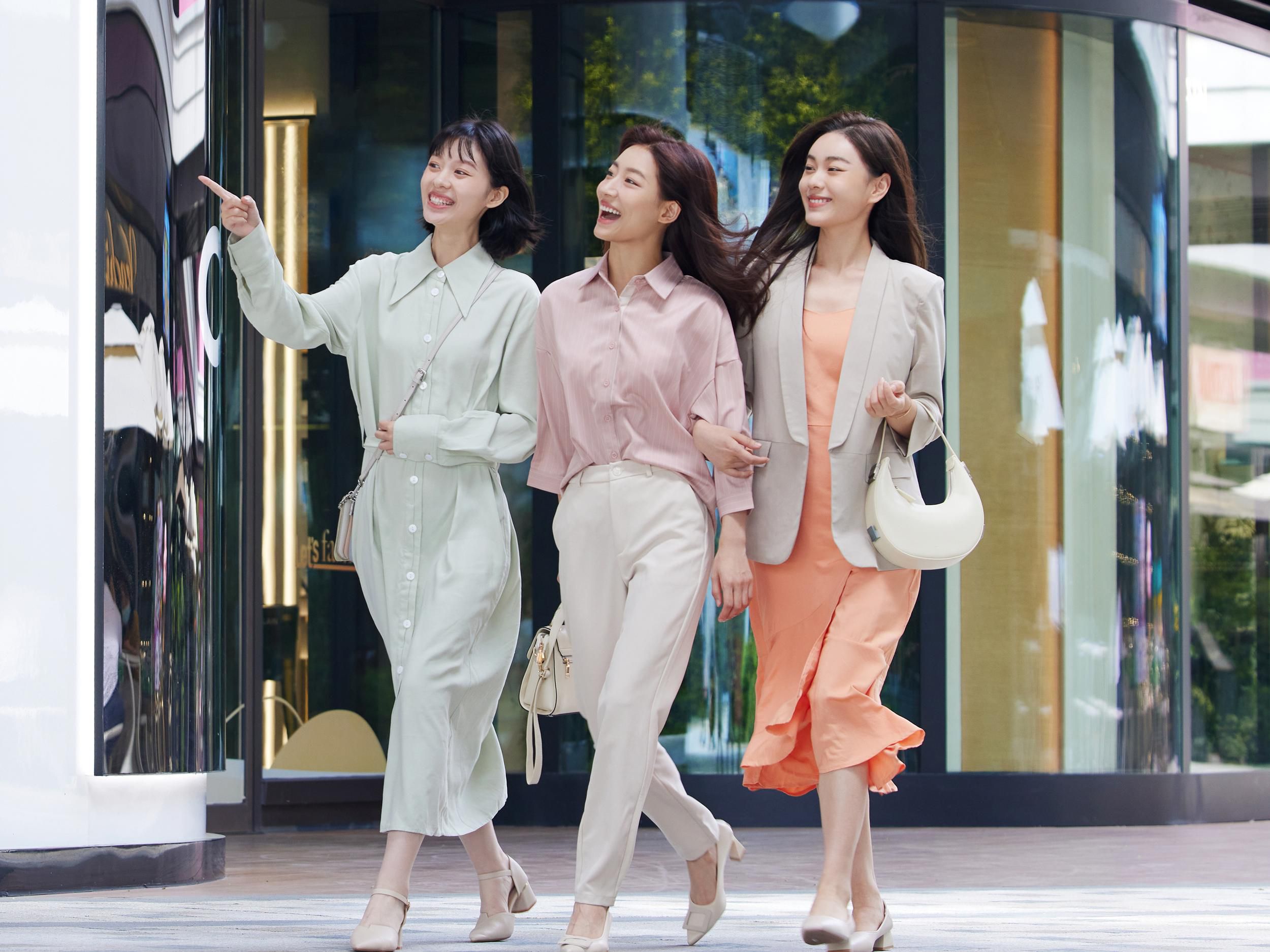 Always bustling with shoppers, Coco Park stands out for its appealing colosseum-like design with dining options encircling a central outdoor plaza. One block to the north is the district’s main cluster of bars and nightclubs, around the Shopping Park metro station.