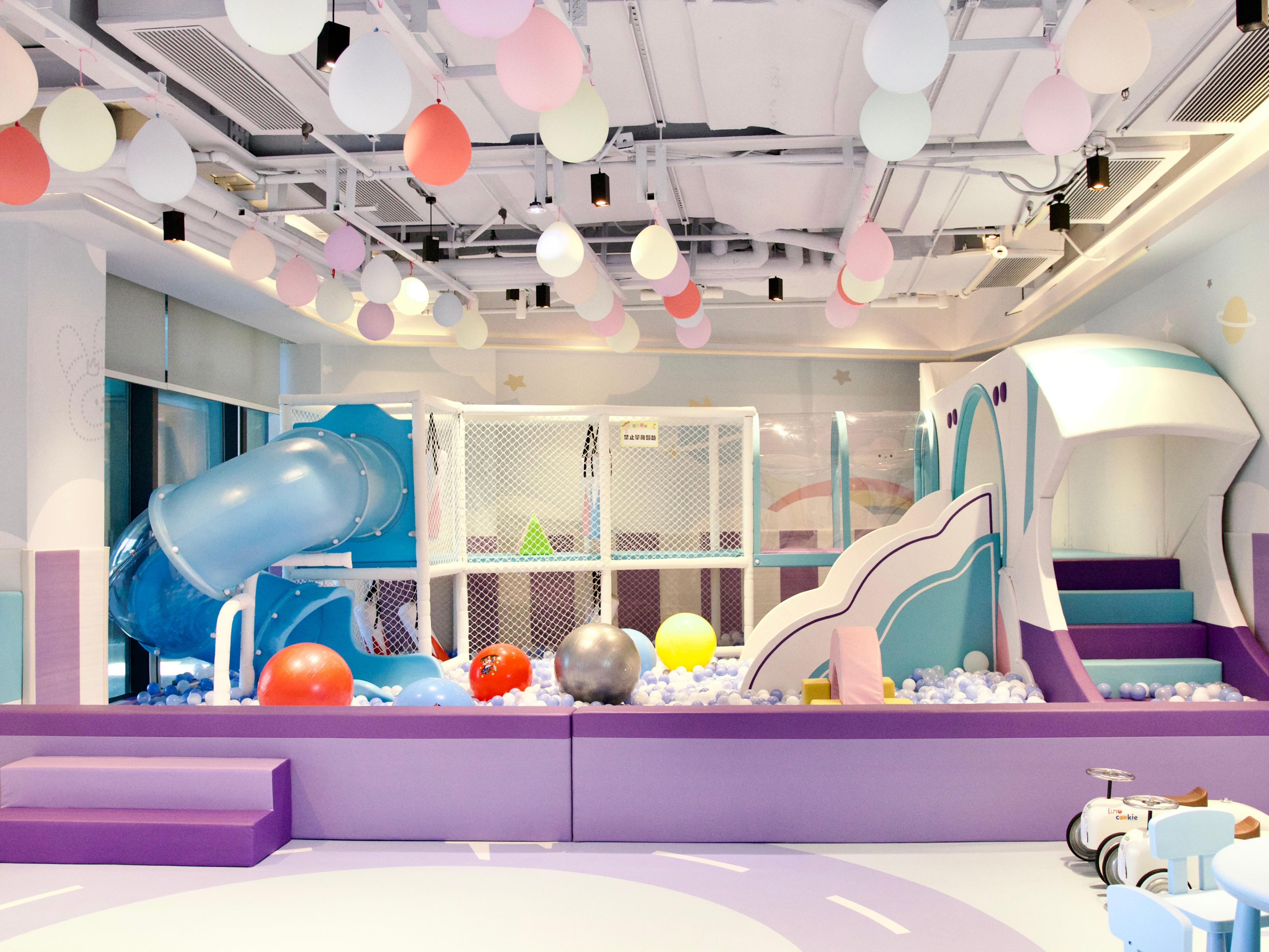 The Crowne Family Playhouse is located on the 2nd floor of the hotel. We combine fun slides, block walls, and ball pools with warm elements like planets, clouds, and the Crowne Family, allowing children to ignite their creativity and unleash laughter through exploration.