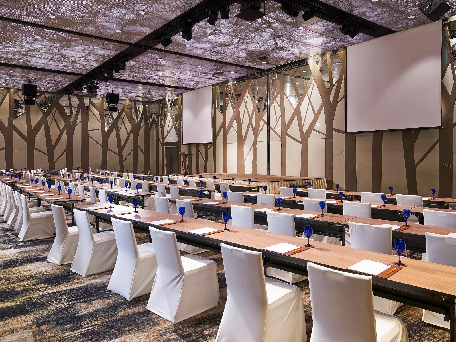 Enjoy immediate connectivity at the World’s Best Airport Hotel, located at Changi Airport Terminal 3. The perfect hub for corporate or social events, the hotel has 713sqm of meeting space - a beautiful ballroom and 5 meeting rooms. With experienced planners and intuitive services, we ensure everything stays seamless for your meetings, big or small.