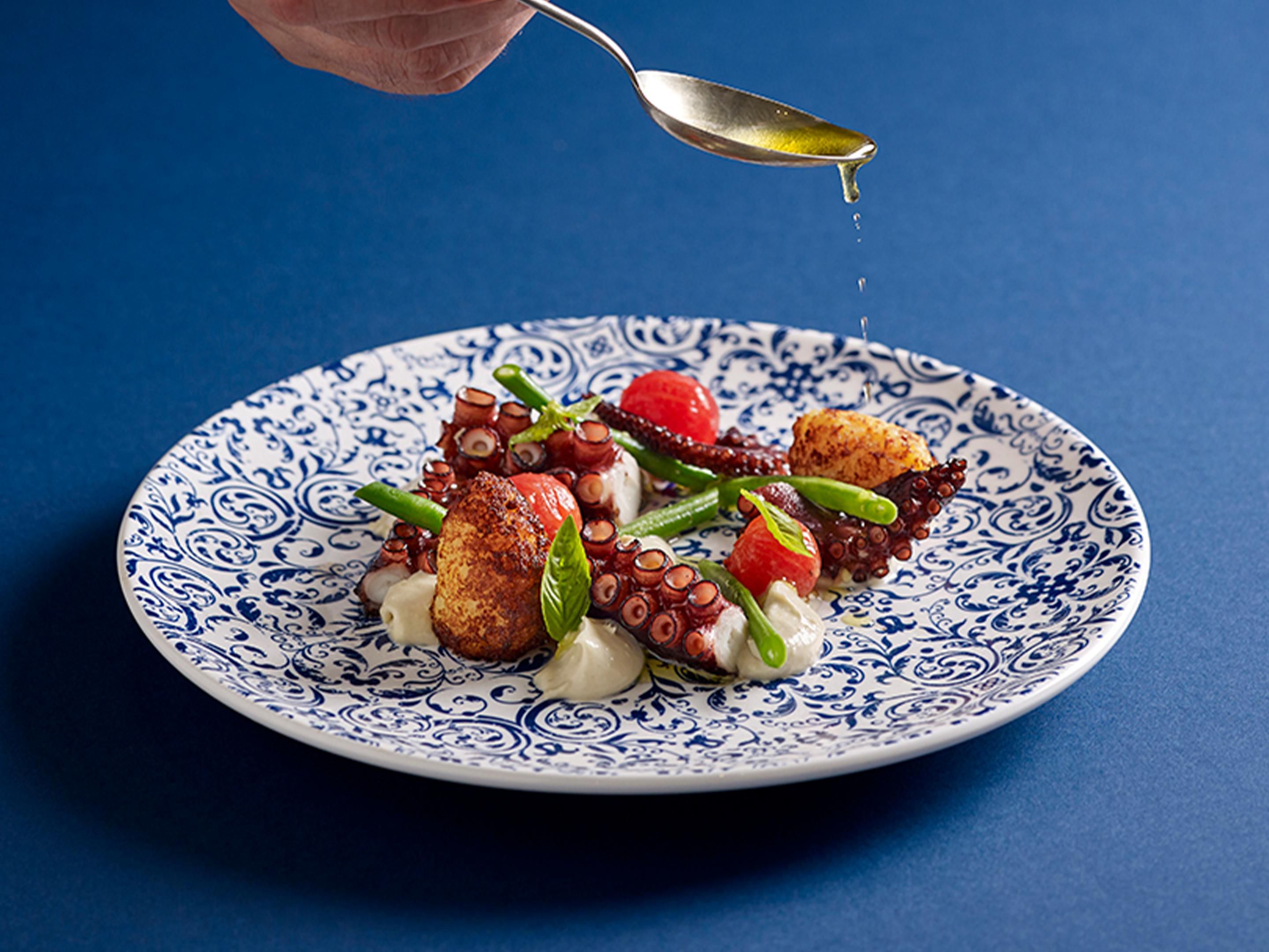 Join us at Allora for a delizioso journey through the authentic flavours of Italy. Indulge in honest Italian cuisine from handcrafted pizzas, artisanal pastas to an extensive selection of cocktails and wines. 

With IHG One Rewards Dining Privileges, members enjoy 20% savings on food and beverages from our a la carte menu. Book now.