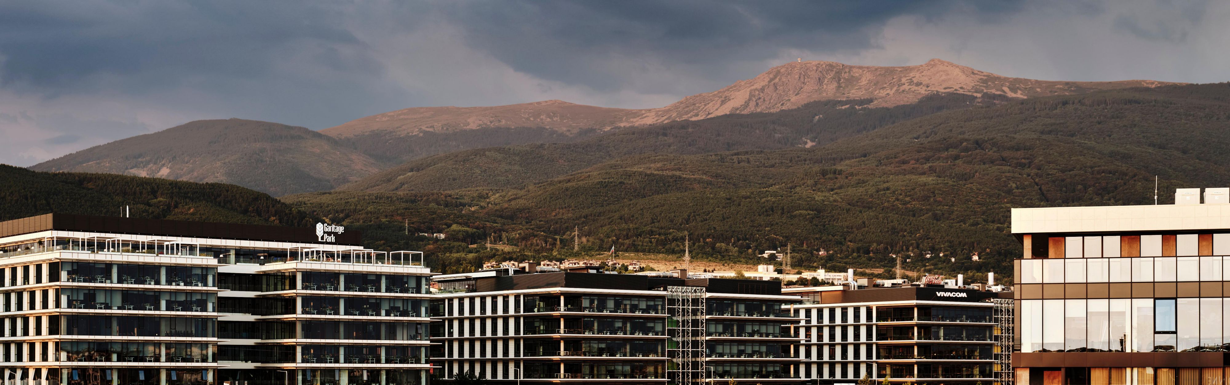 Lokasi bisnis yang dinamis dengan pemandangan Gunung Vitosha