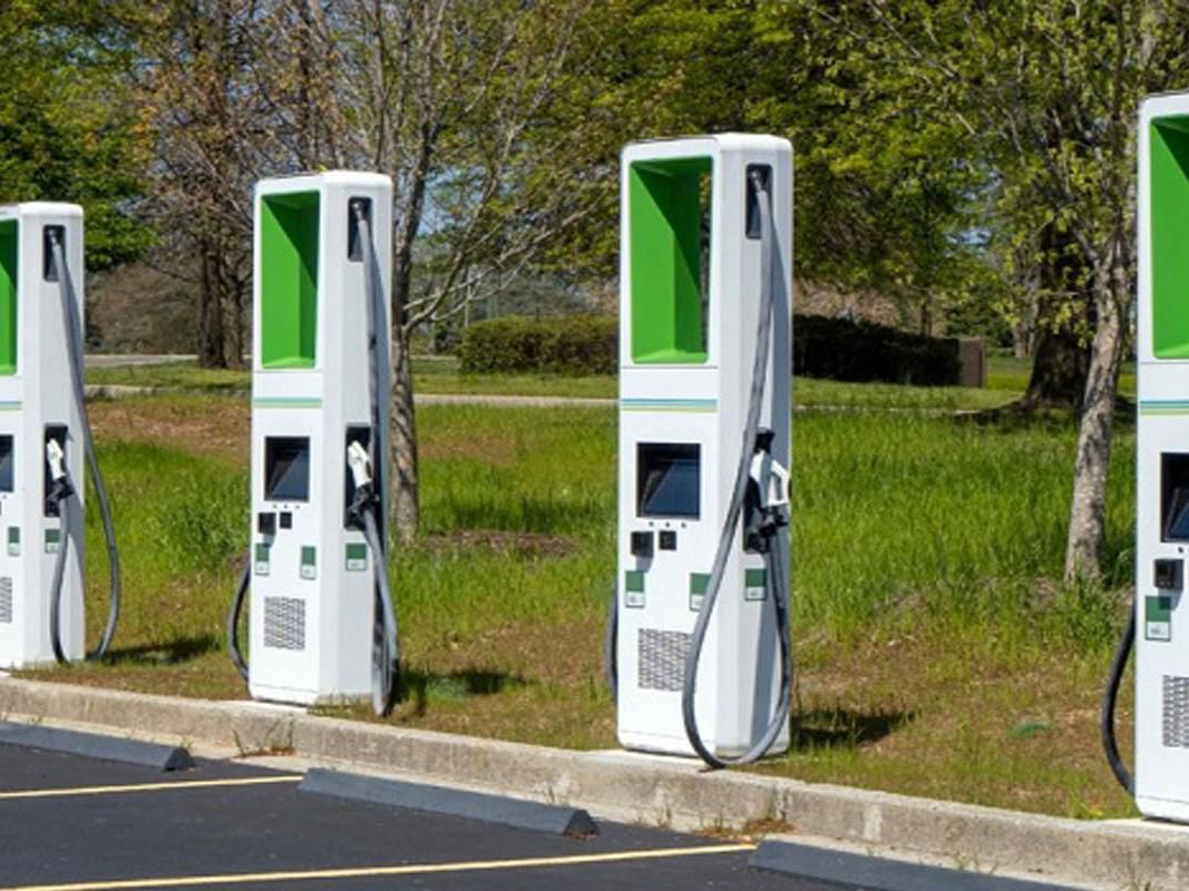 You can now charge your electric car quickly, to enjoy a smooth movement in the city and its suburbs, at the Crowne Plaza Sohar Hotel. In addition, the station is characterized by its design that is in line with environmental sustainability standards and its speed of shipping, all for free.