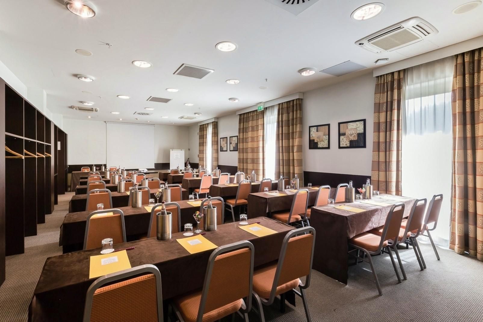 Organize a meeting in one of our ten meeting rooms