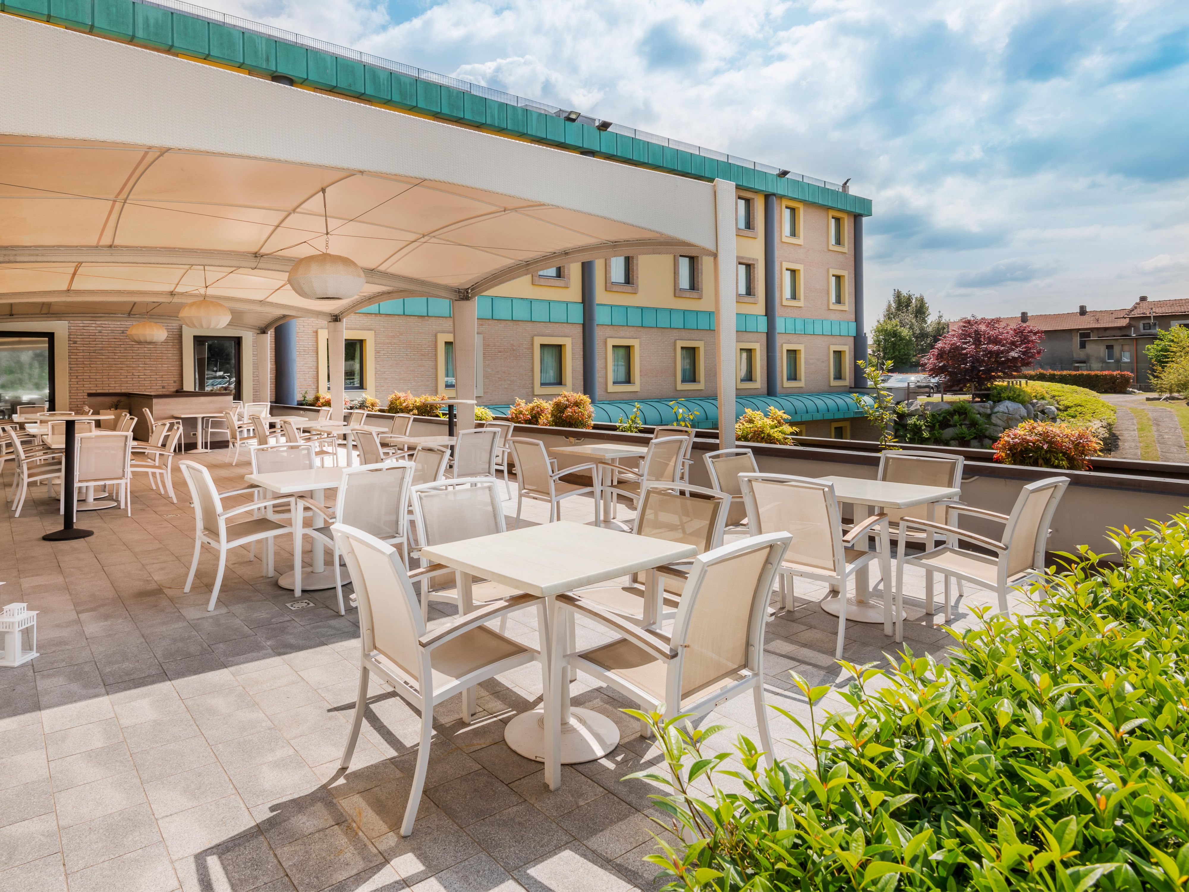 Our internal restaurant, La Brughiera, is open every day for lunch and dinner. During summer season, it is possible to eat under the terrace gazebo. Enjoy our daily lunch menus or our à la carte menu for dinner.
