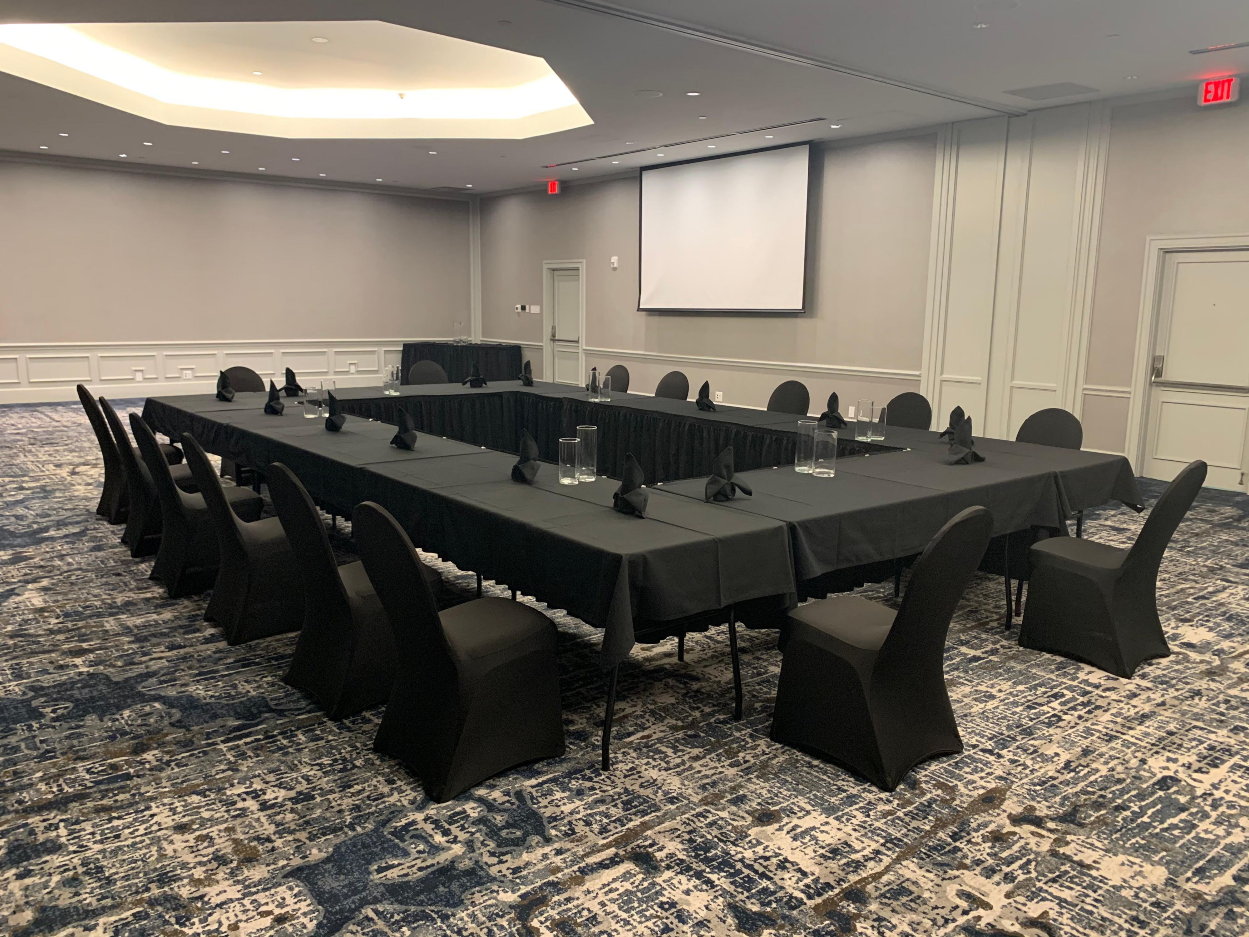 With seven meeting rooms with the capacity to hold groups of up to 200 guests, we have the flexible event space you need for your business meeting, conference, or convention. Make your meeting complete with catering from our restaurant, the Crowne Plaza® Grill & Bar.