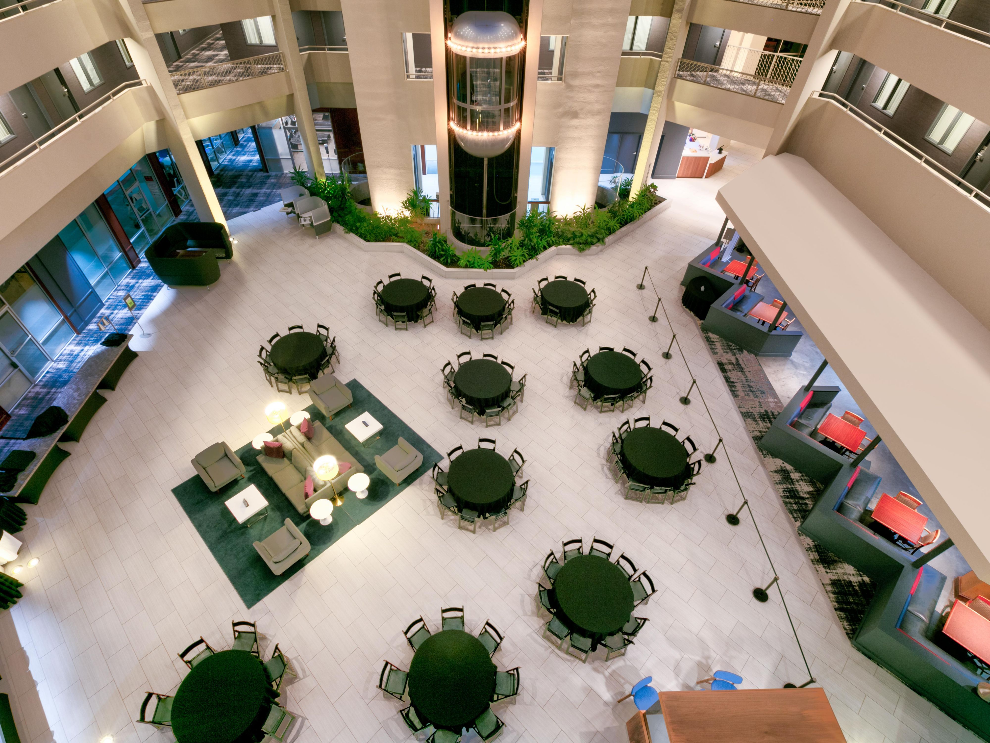 Organice reuniones, convenciones, conferencias y bodas en un lugar con la auténtica hospitalidad de Texas. Con siete salas de reuniones versátiles y un espacio para eventos con capacidad para 200 invitados, además de equipos audiovisuales y catering, ¡transformamos reuniones ordinarias en eventos extraordinarios!