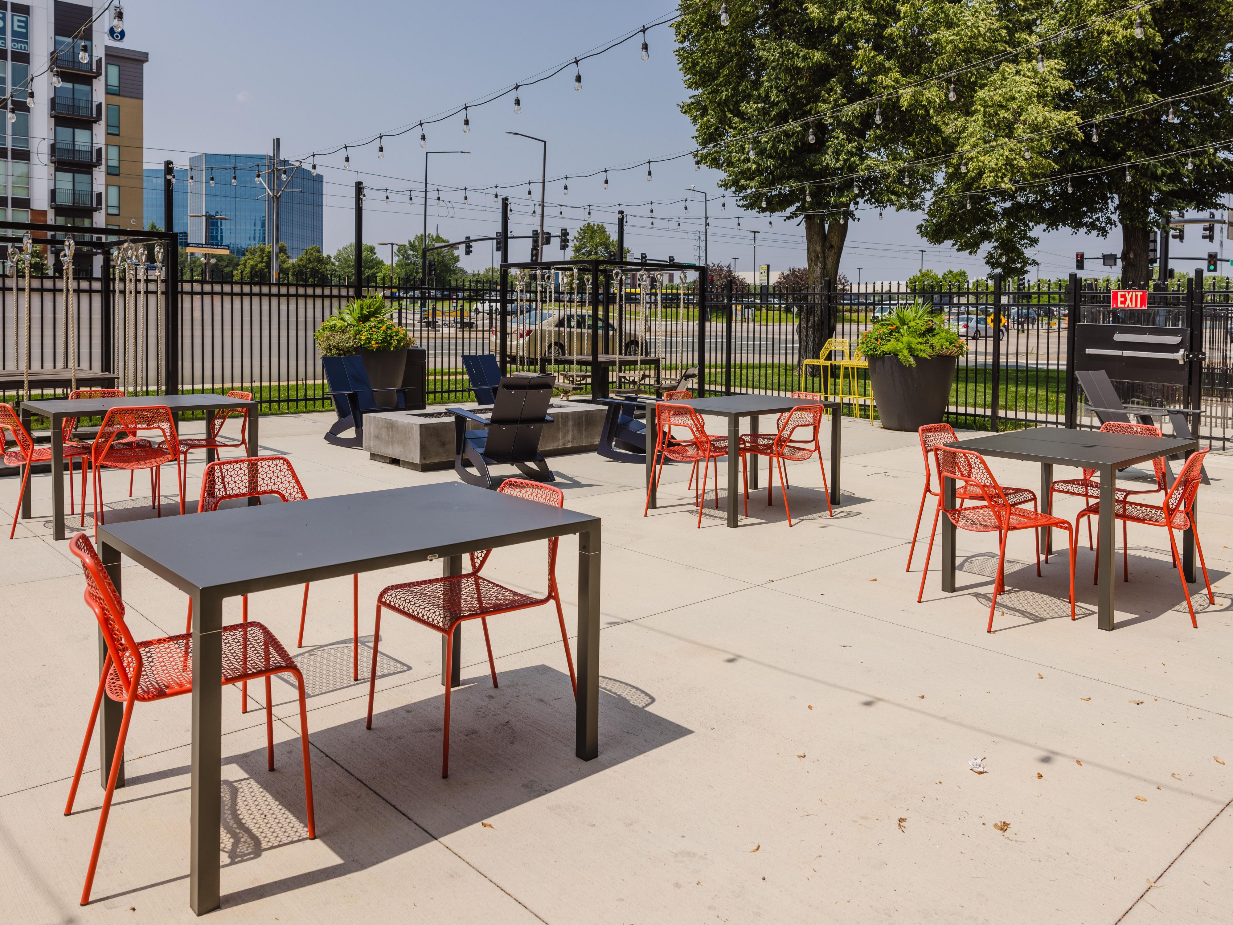 Ervaar buiten dineren op ons serene terras, compleet met gezellige stoelen, vuurkorven en een grillruimte, ideaal voor bijeenkomsten en genieten van frisse lucht.  