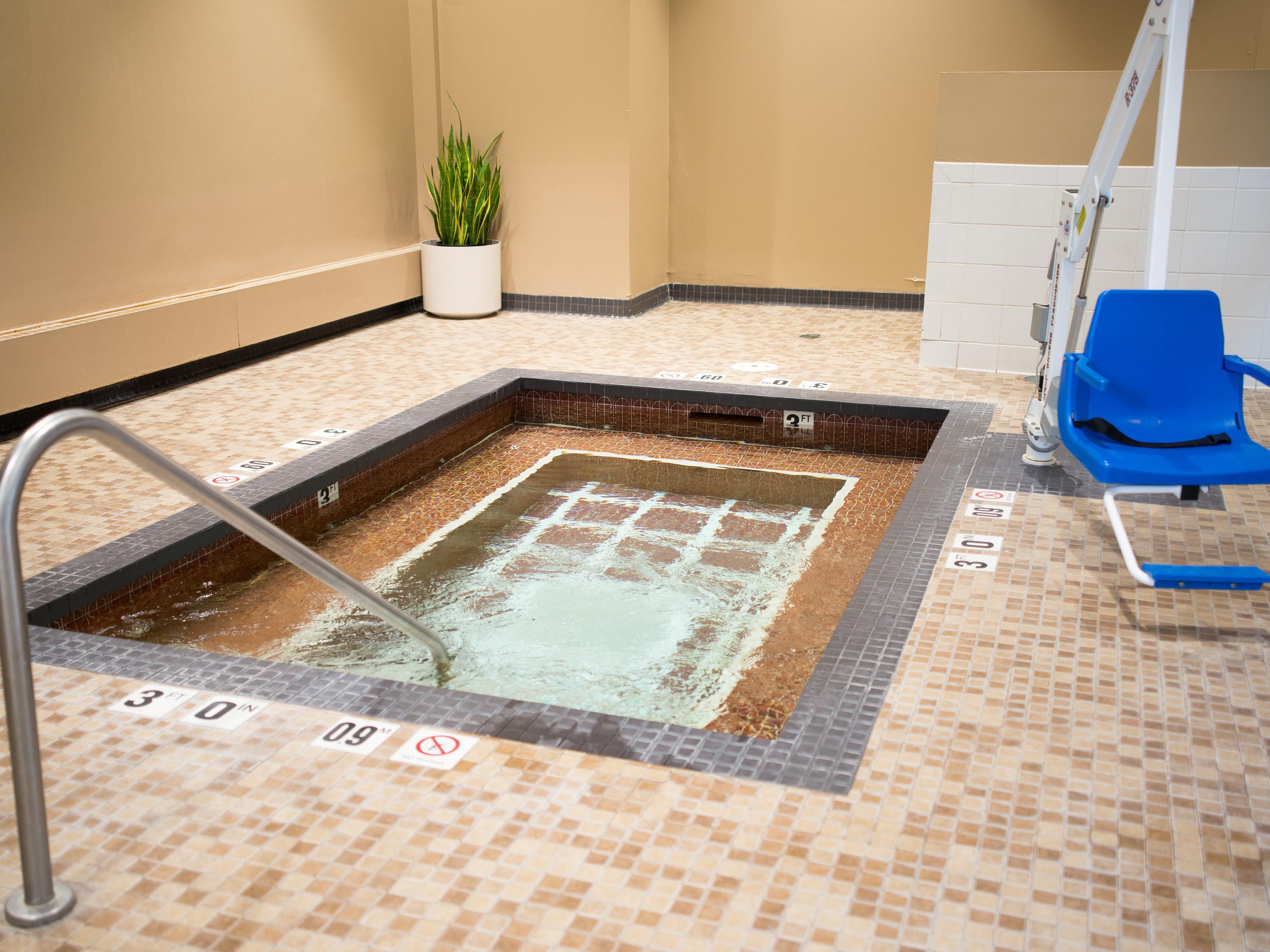 Unwind in our rejuvenating sauna after a day of travel, shopping, or meetings. The soothing heat melts away stress, helping you relax and refresh. It’s a tranquil way to elevate your stay this spring at Crowne Plaza Mall of America.
