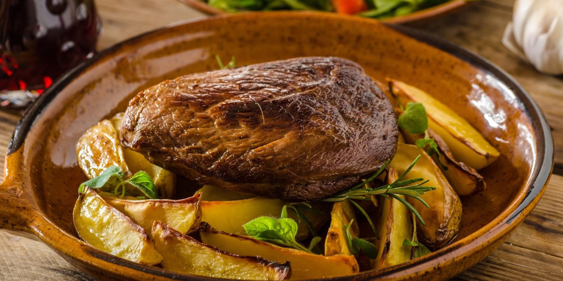 Classic roast every Sunday with all accompaniments with choice of meat between chicken, beef or pork. 