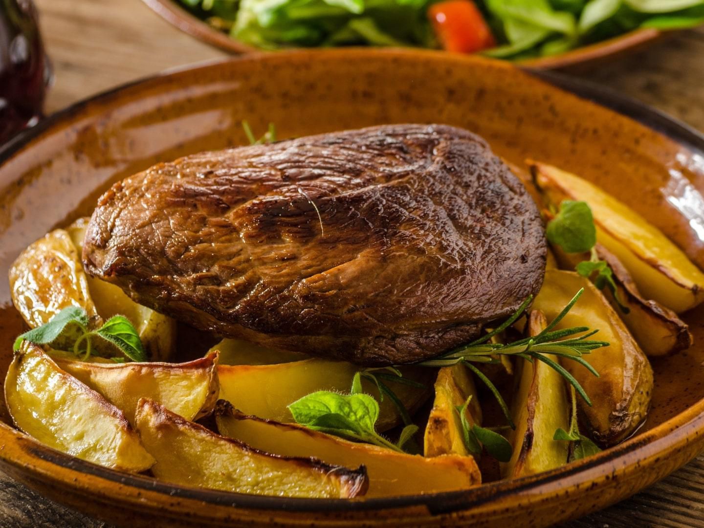 Classic roast every Sunday with all accompaniments with choice of meat between chicken, beef or pork. 