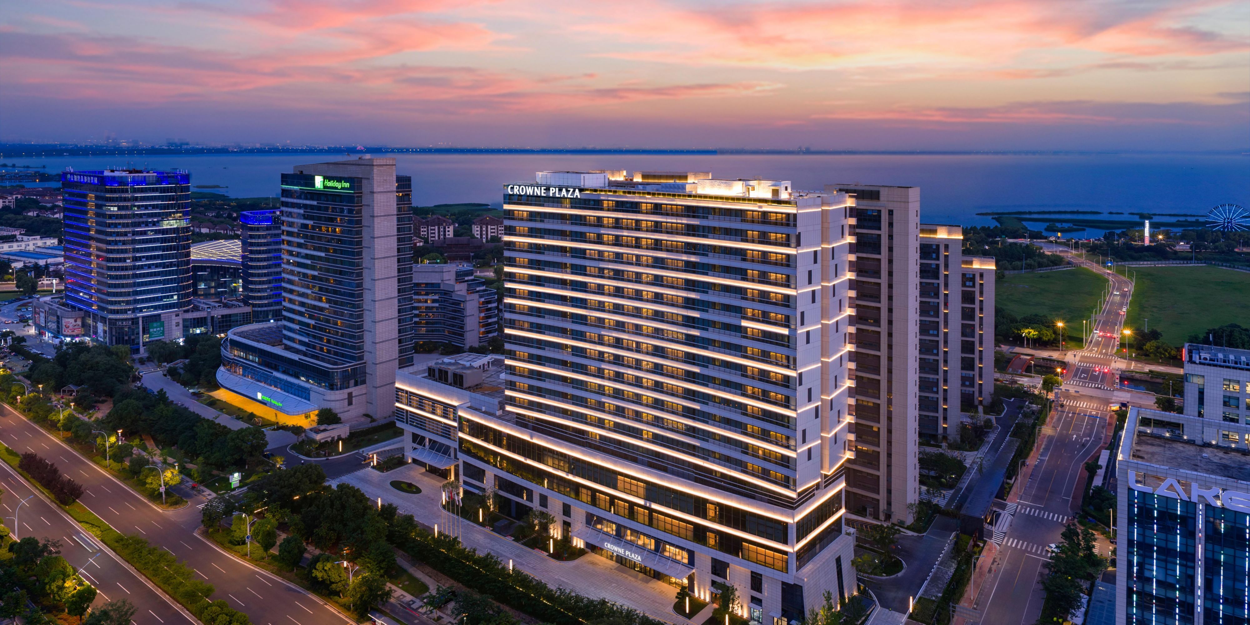 $hotelInfo.mediaDetails.welcomePhotos.primaryPhoto.caption}