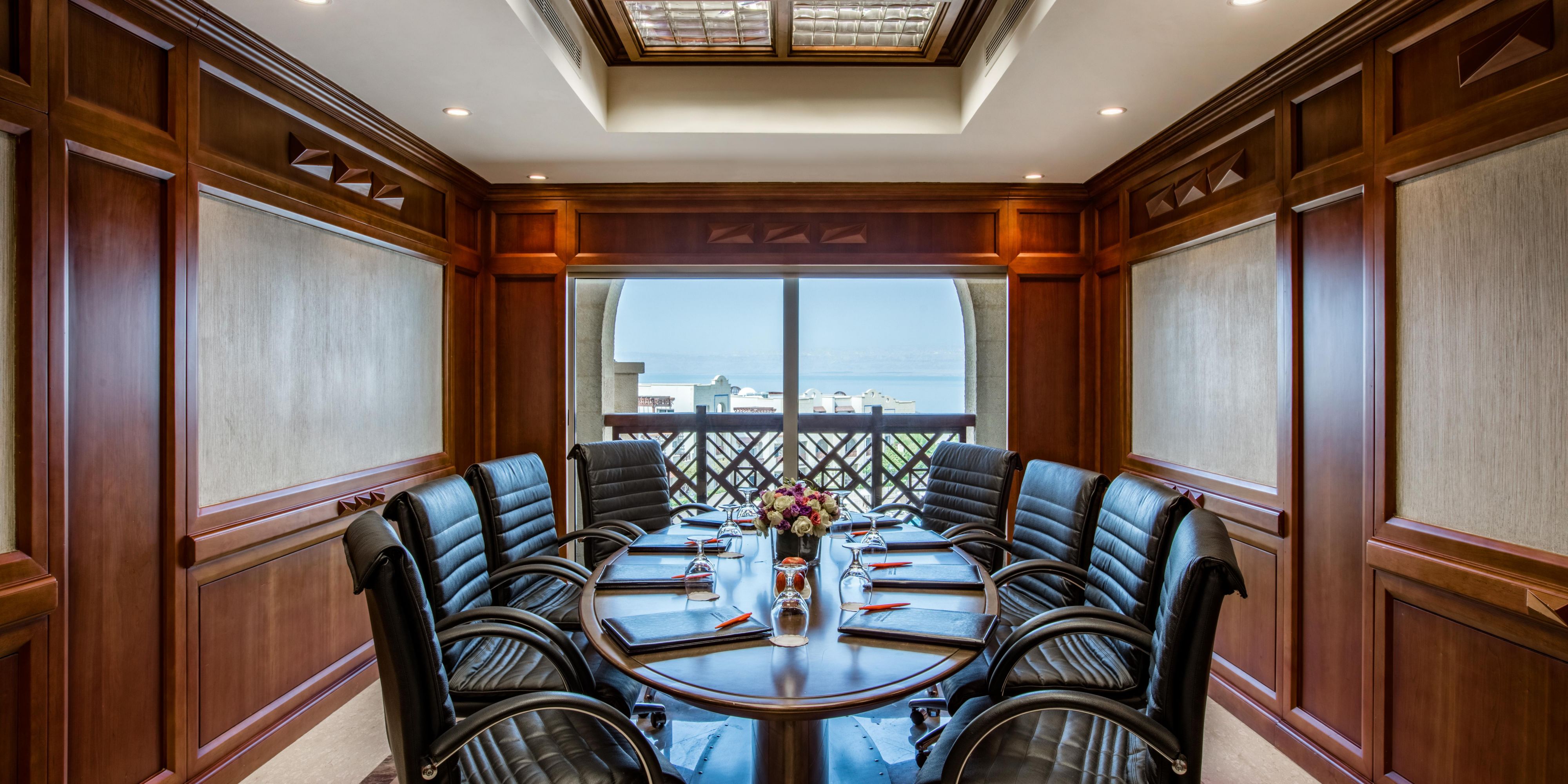 Fully equipped meeting facilities are available with easily accessible breakout rooms. A quiet foyer lounge ensures privacy, while the main restaurant is just one level down from the conference room for convenience. Set against the stunning Dead Sea backdrop, it’s an ideal location for conferences and events.