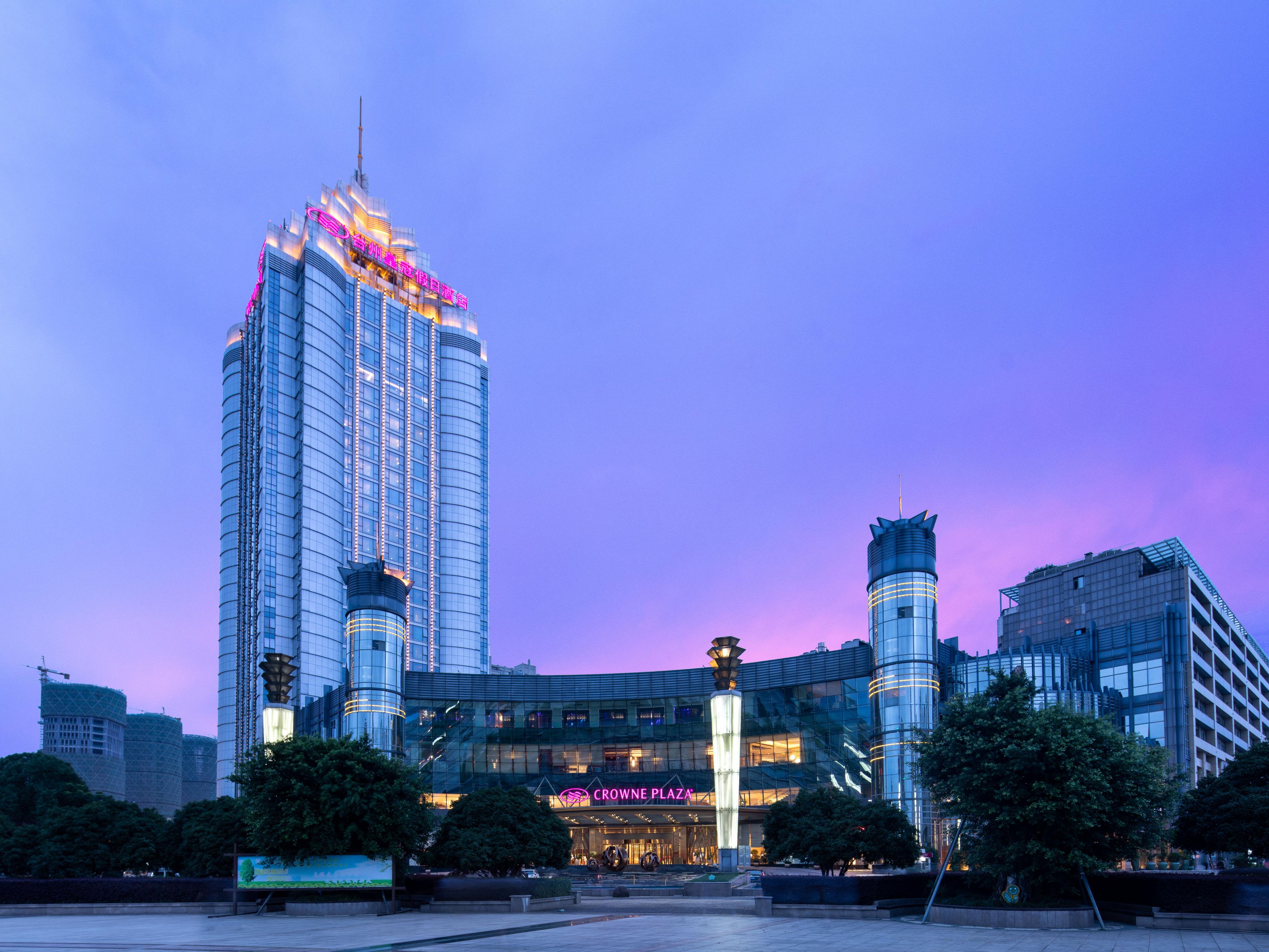 The hotel is 31 stories high, with a total floor area of more than 60,000 square meters and 320 rooms. The hotel has various catering facilities such as Chinese food, Western food, cafe, Japanese cuisine, bar, tea house, swallow and abalone fin restaurant, with over 2000 dining places. There are 11 meeting rooms with various functions and styles.
