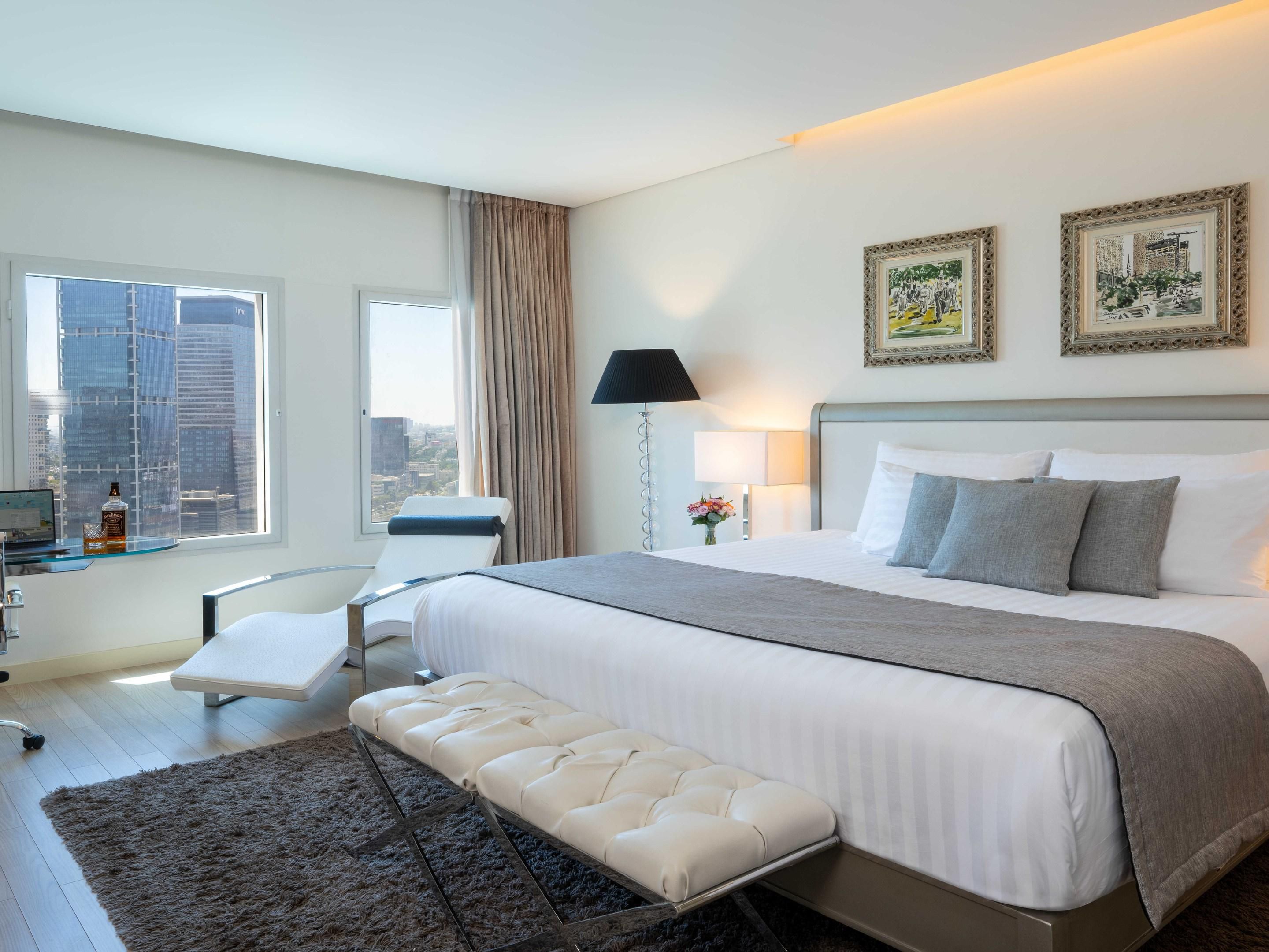 Enjoy the sight of Tel Aviv from your room - from neighborhoods with traditional city architecture to modern high rises, with a busy Ayalon highway cutting through the scenery. The urban view that can be explored during the daylight and contemplated in all its mysterious glittering at night. 
