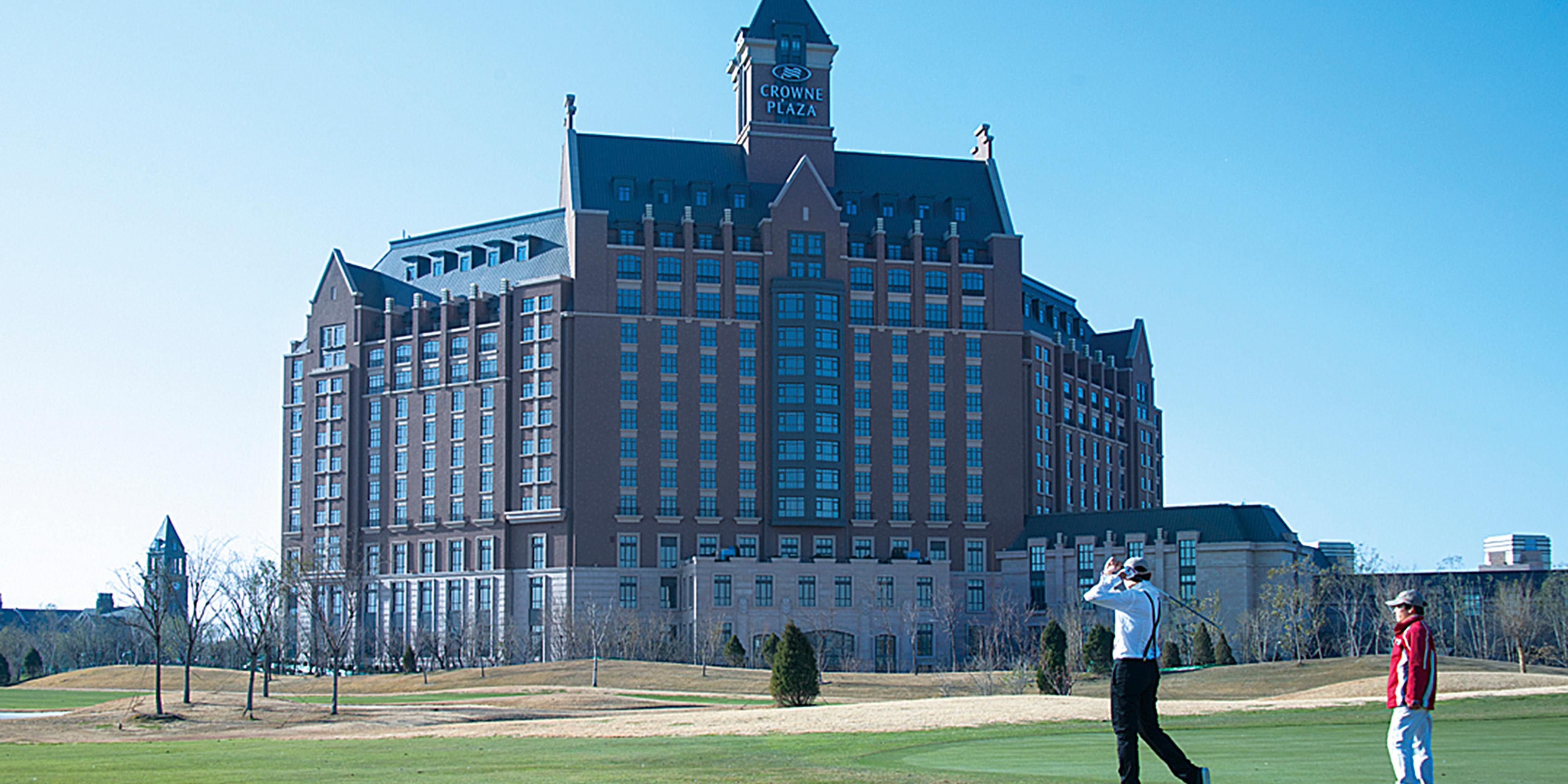 With elegant European style architecture and full eyes green make this place the best venue for an outdoor wedding. 