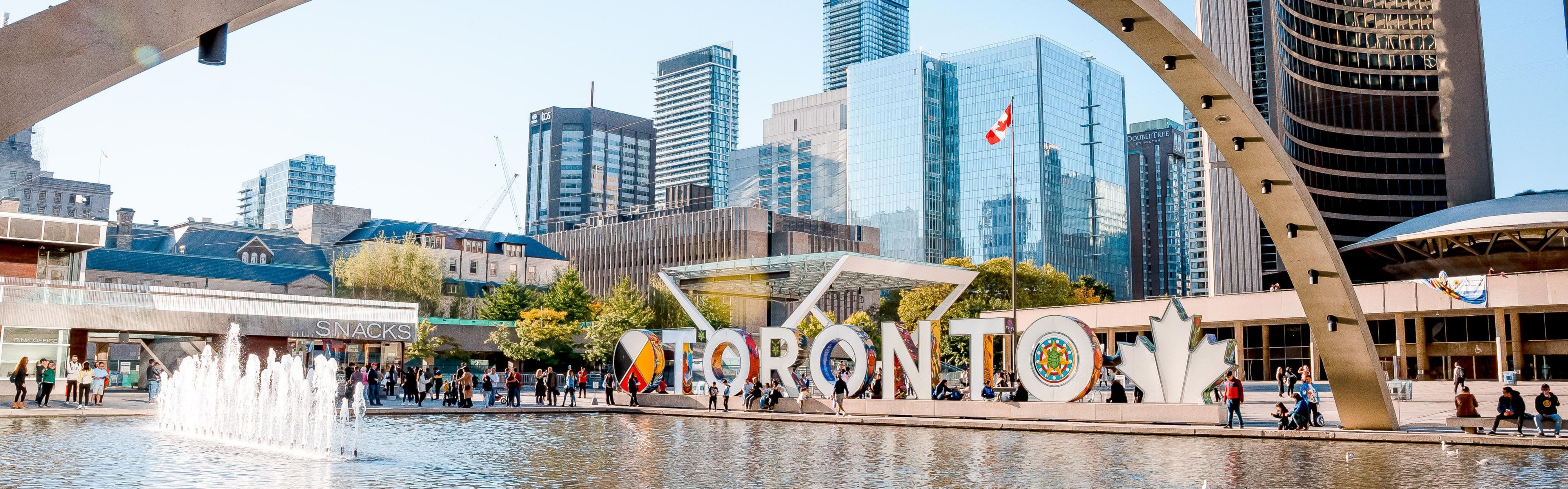 Ikonisches Toronto-Schild am Natan Philips Square.