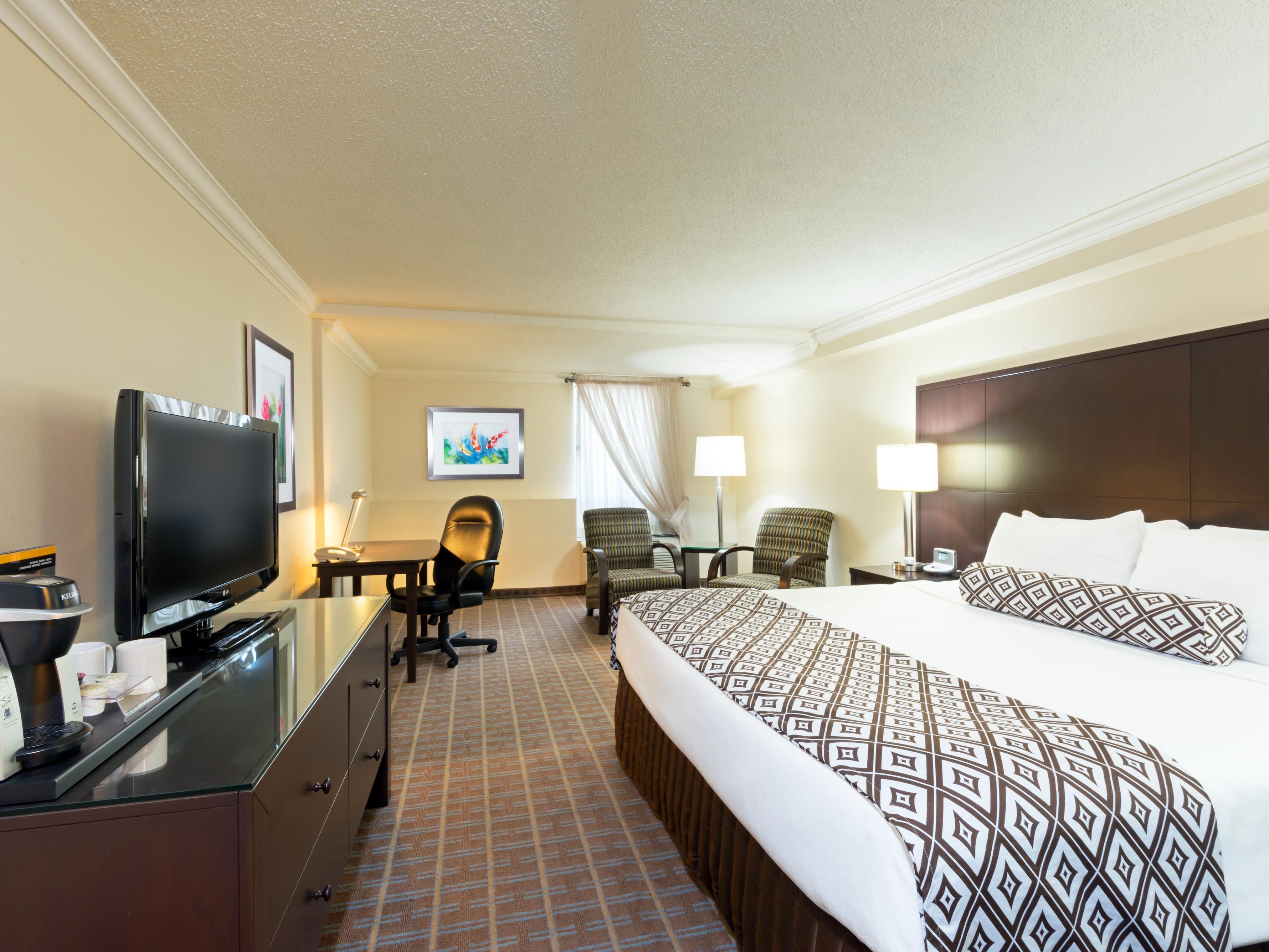 Zrelaksuj się w naszych odnowionych pokojach z miękkimi podwójnymi łóżkami. 