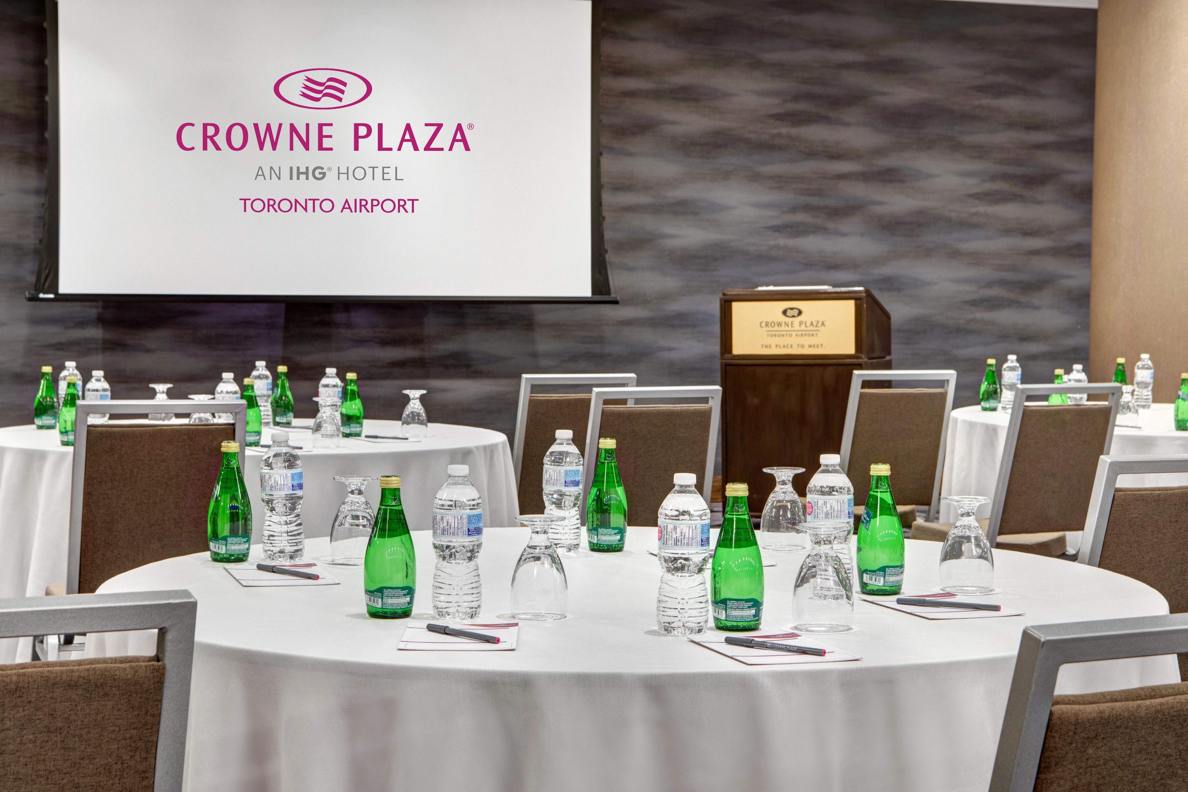 Algonquin A round table set up