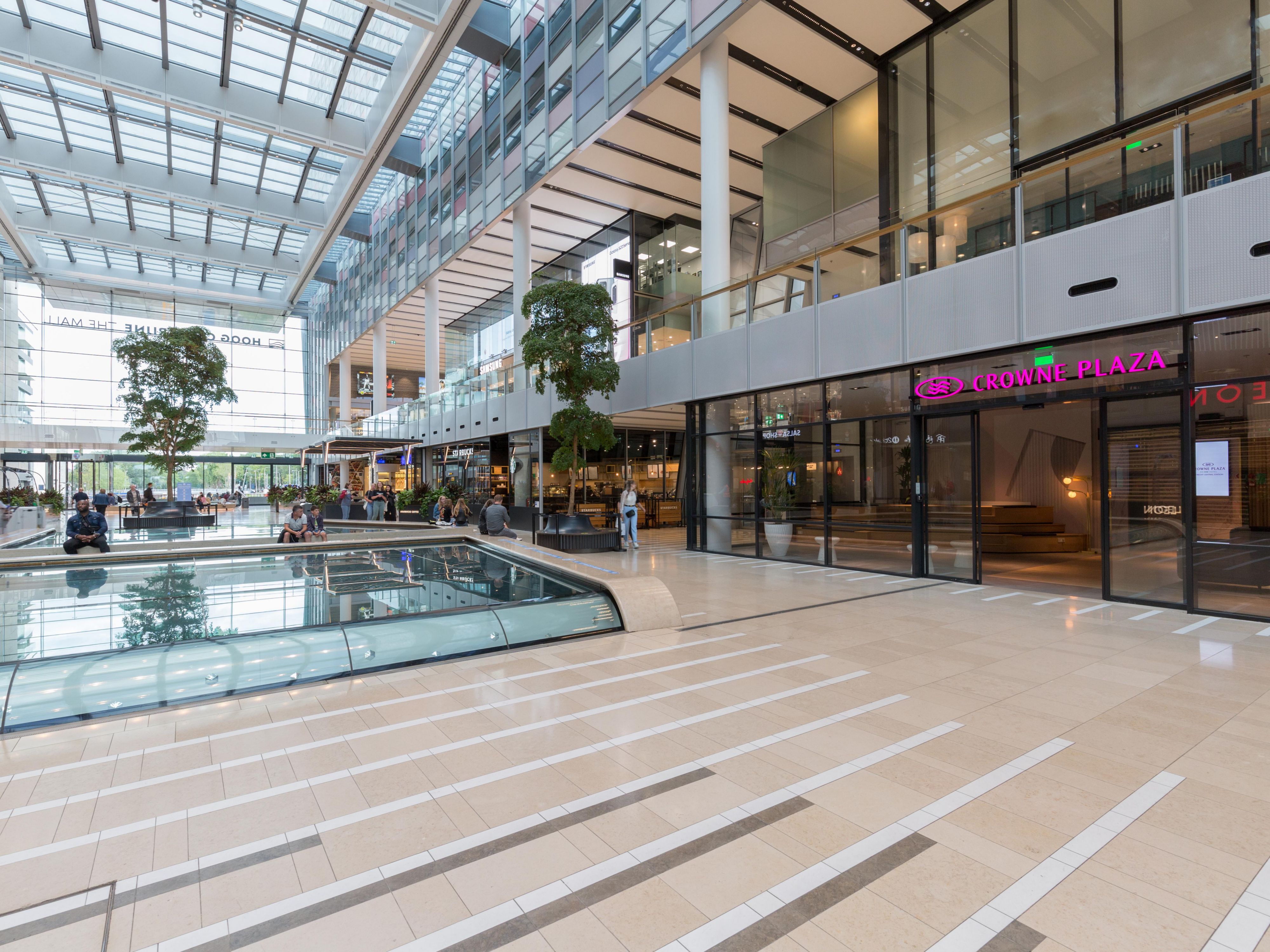 Hotel Crowne Plaza Utrecht is located in Hoog Catharijne shopping mall, right by the Utrecht Central Station. For directions from Utrecht Central Station and the parking garage P5, please click learn more.