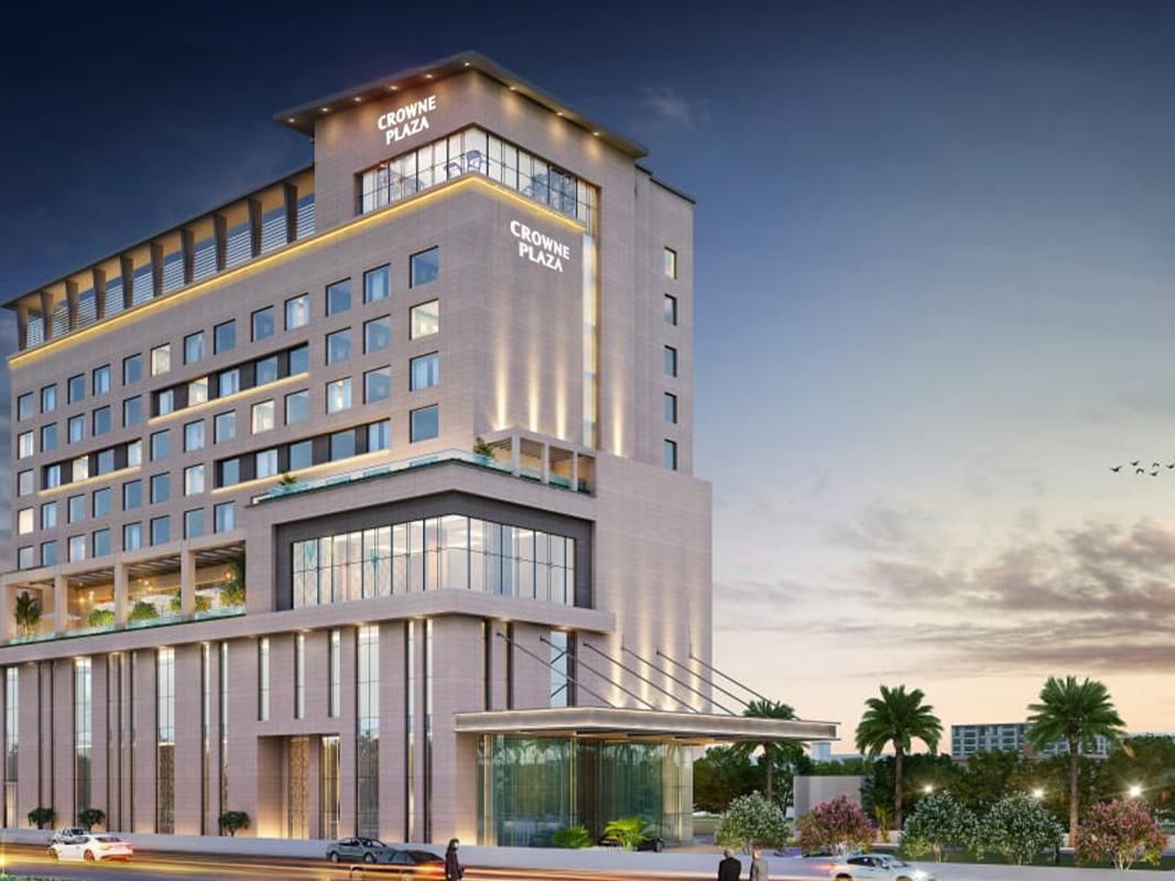 Our rooftop pool at Crowne Plaza Lucknow offers more than just a refreshing dip. It’s your front-row seat to stunning 360-degree city views, including a scenic view of the Ekana Stadium. Start your day with an invigorating swim or unwind as the sun sets, making every moment at this 5-star hotel in Lucknow feel effortlessly serene.