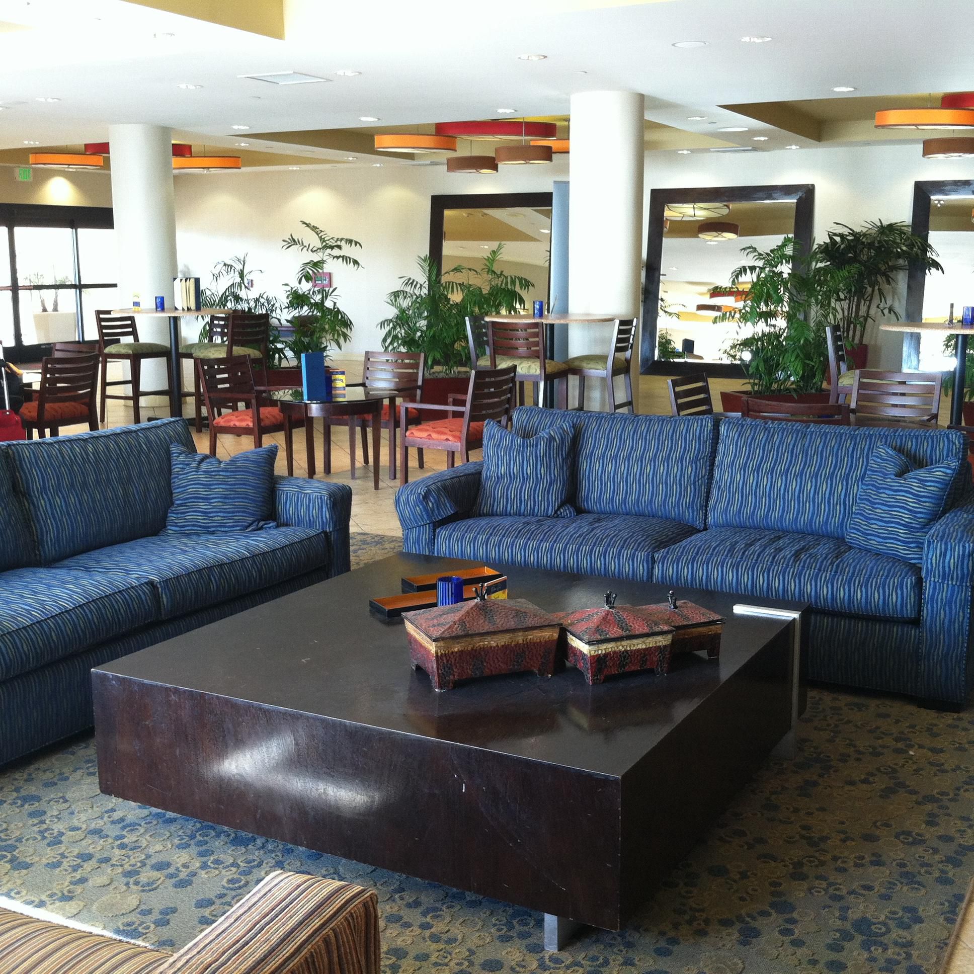 Crowne Plaza Ventura Beach Hotel Lobby/ Aqua Lounge