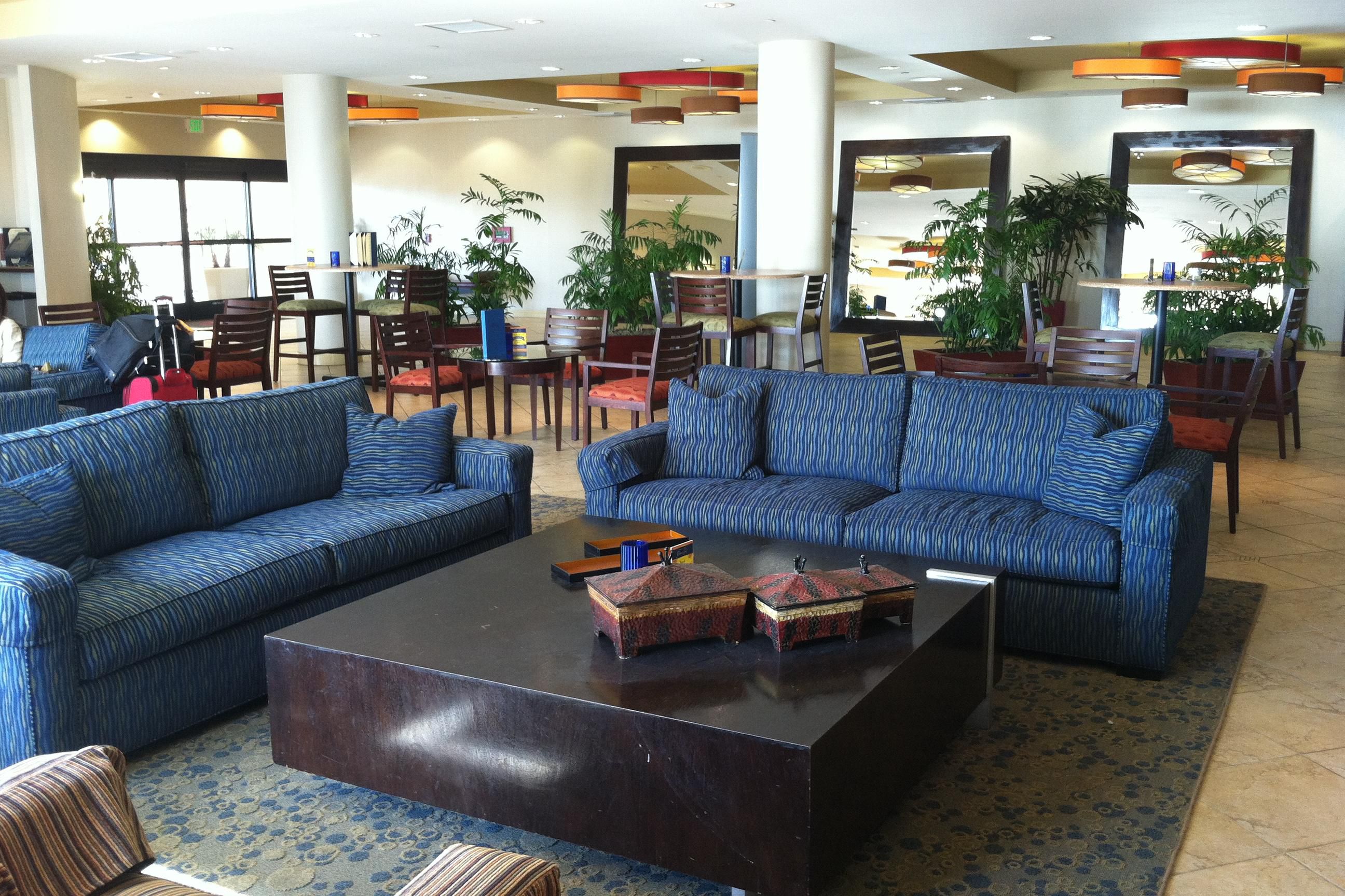 Crowne Plaza Ventura Beach Hotel Lobby/ Aqua Lounge