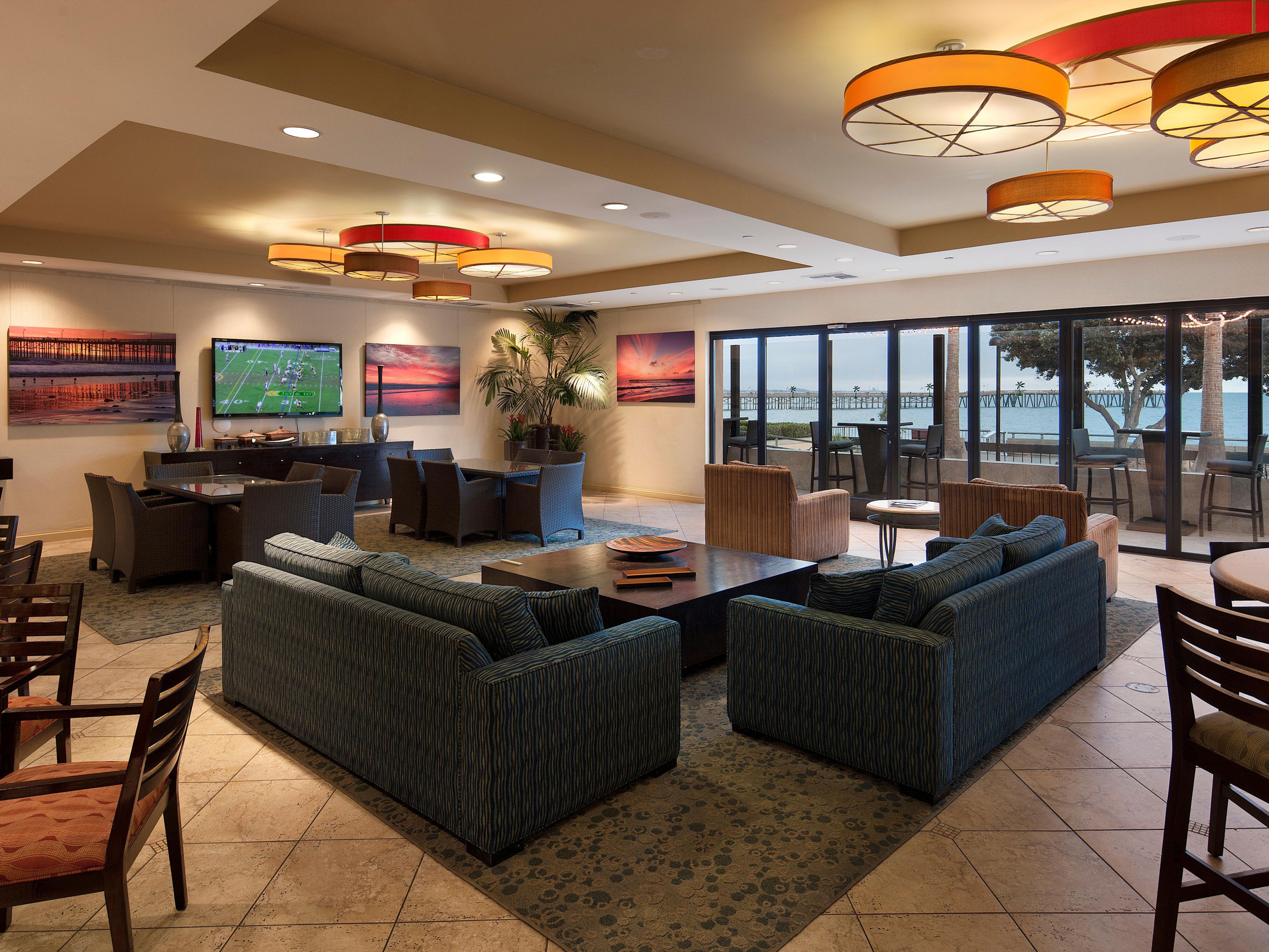 Indulge in delicious California cuisine at Aqua Beachfront Lounge, our beachfront bar and grill. Take in the spectacular views of the Pacific Ocean and Ventura Beach as you enjoy a mouth-watering meal with friends and family. Dine indoors, on our outdoor patio, or order room service to enjoy your meal from the comfort of your room.