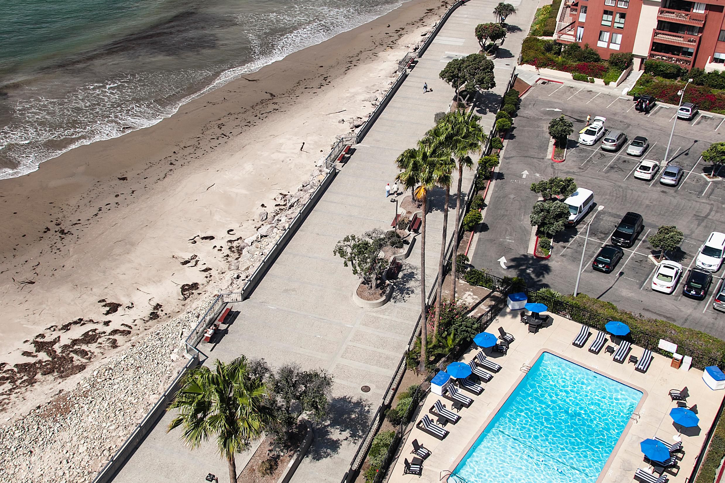 Crowne Plaza Ventura Beachside Pool