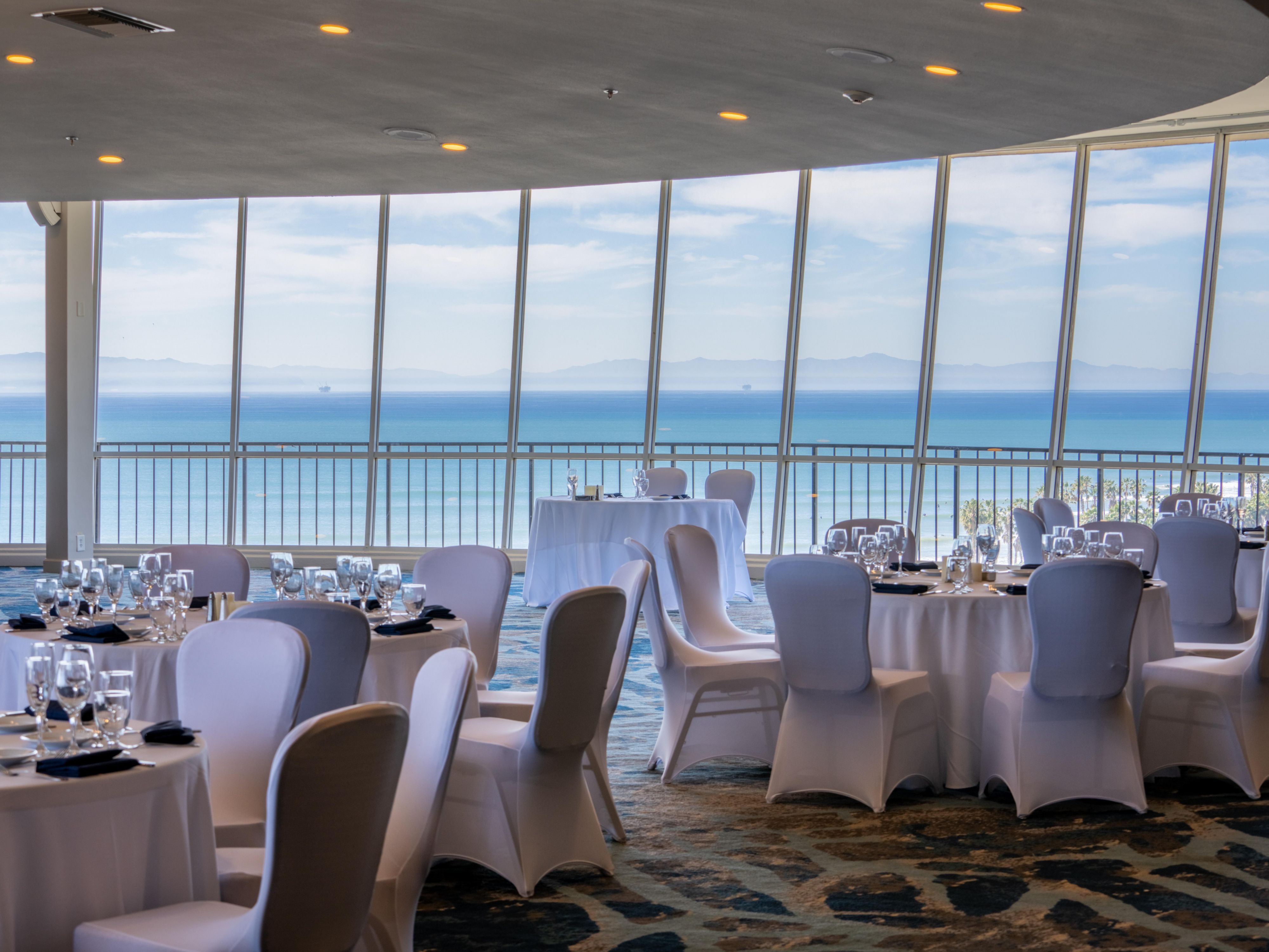 Il nostro eccezionale centro eventi sul tetto offre una vista panoramica sulla costa, creando uno scenario indimenticabile per matrimoni, conferenze e incontri sociali. 