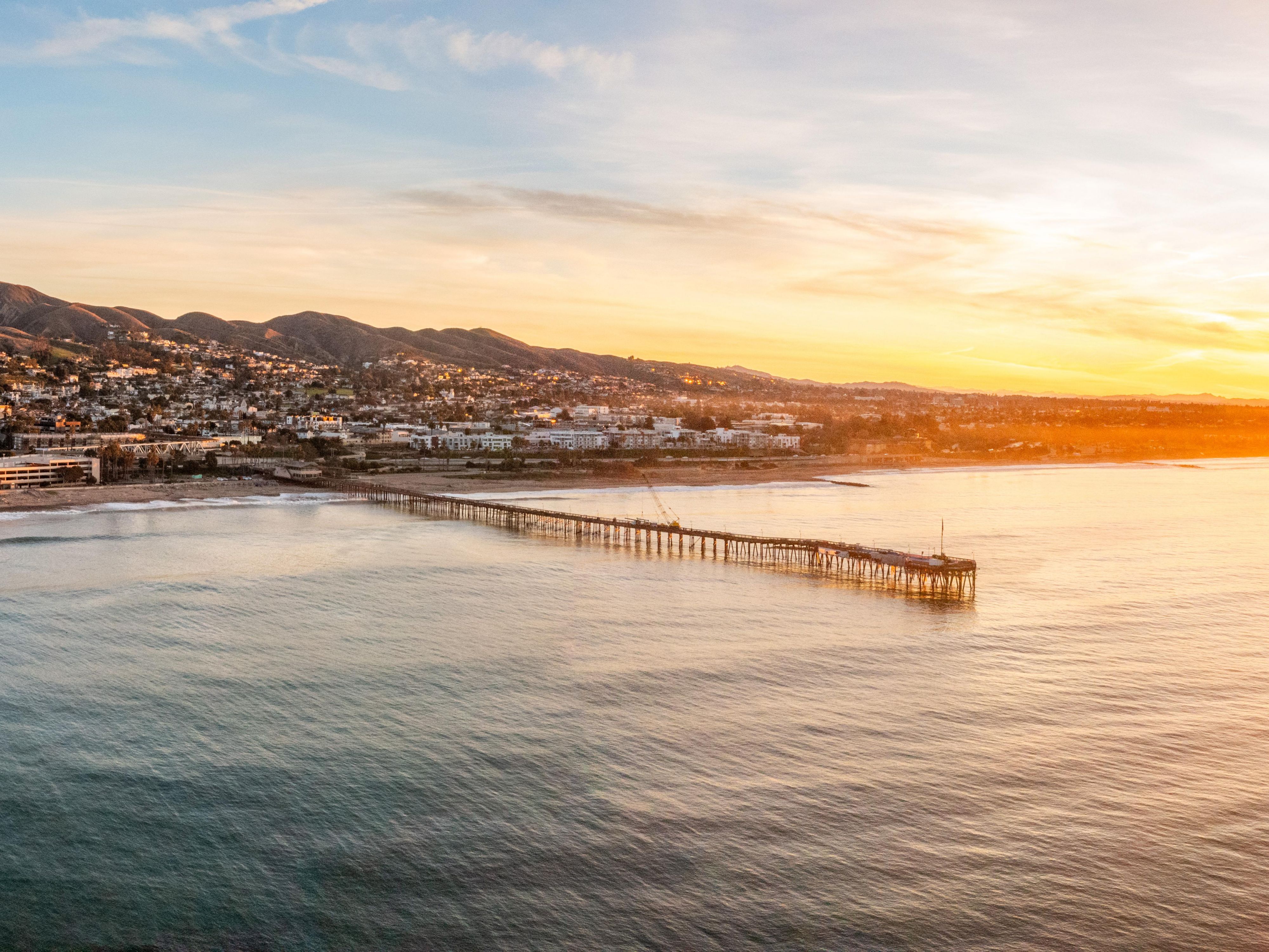 Disfrute de un paseo tranquilo por el icónico muelle de Ventura, que ofrece vistas panorámicas del océano y acceso a tiendas y restaurantes locales. 