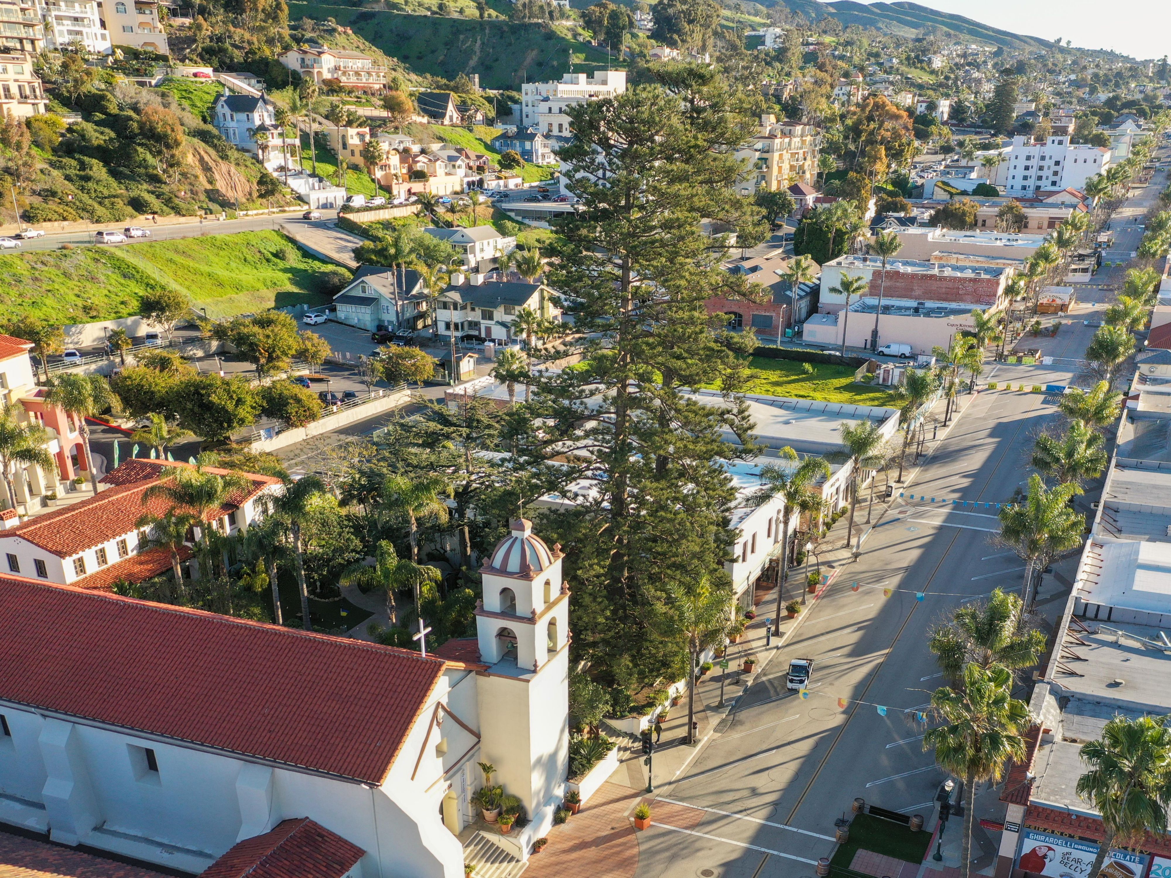 Ventura Music Hall es un lugar con capacidad para 635en Midtown Ventura, que ofrece un ambiente íntimo para música en vivo de todos los géneros. Desde su apertura en 2022, ha acogido a artistas como Thievery Corporation y Flogging Molly, ofreciendo un sonido de primer nivel y un ambiente relajado para todas las edades. 