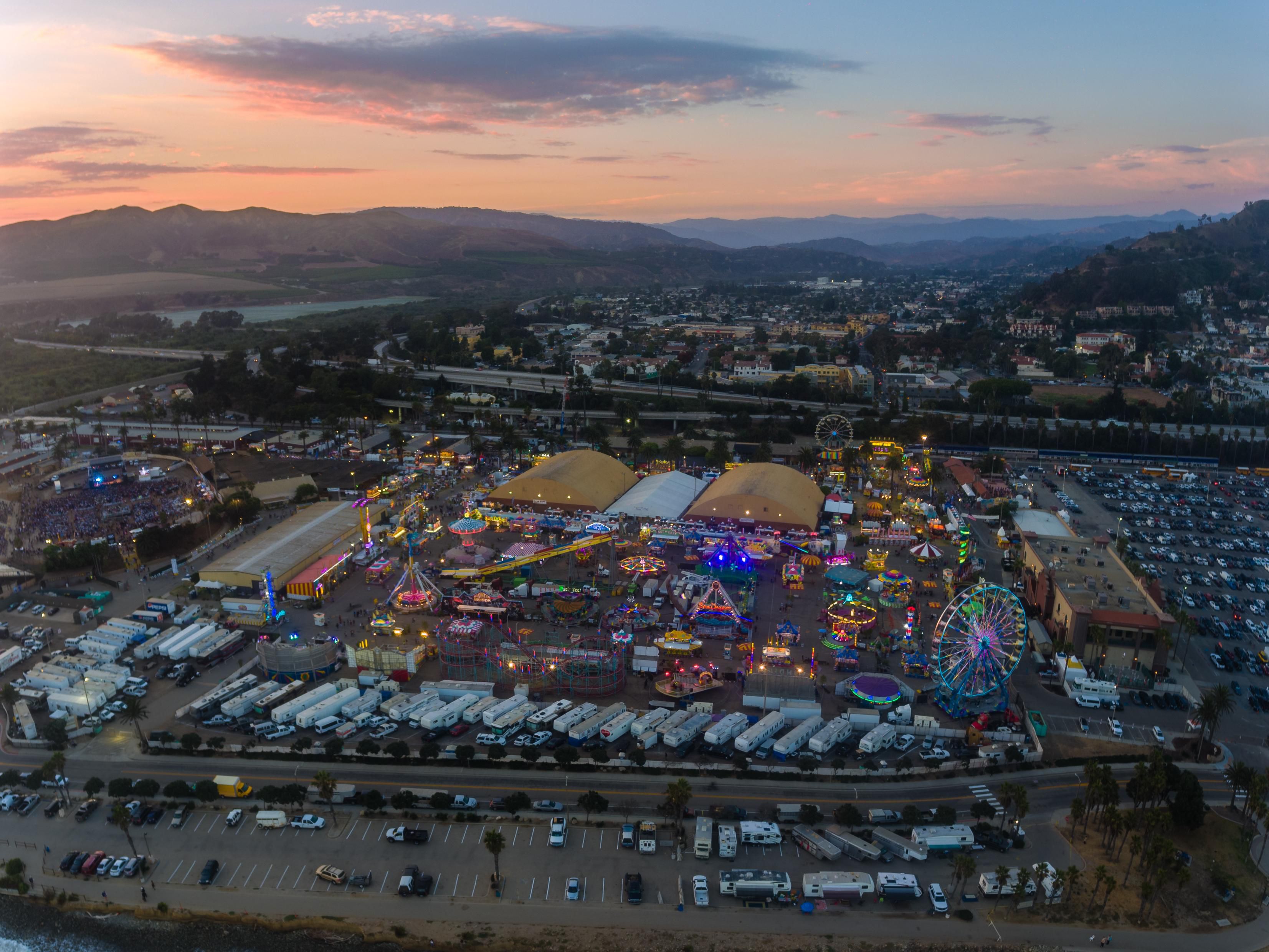 El recinto ferial del condado de Ventura, ubicado a lo largo del Pacífico en Ventura, ofrece 62 acres de espacio frente al mar para eventos durante todo el año, desde conciertos y festivales hasta ferias comerciales y deportes de motor. Hogar de la feria anual del condado de Ventura, este lugar icónico combina vistas al mar con una rica historia que se remonta a 1875.