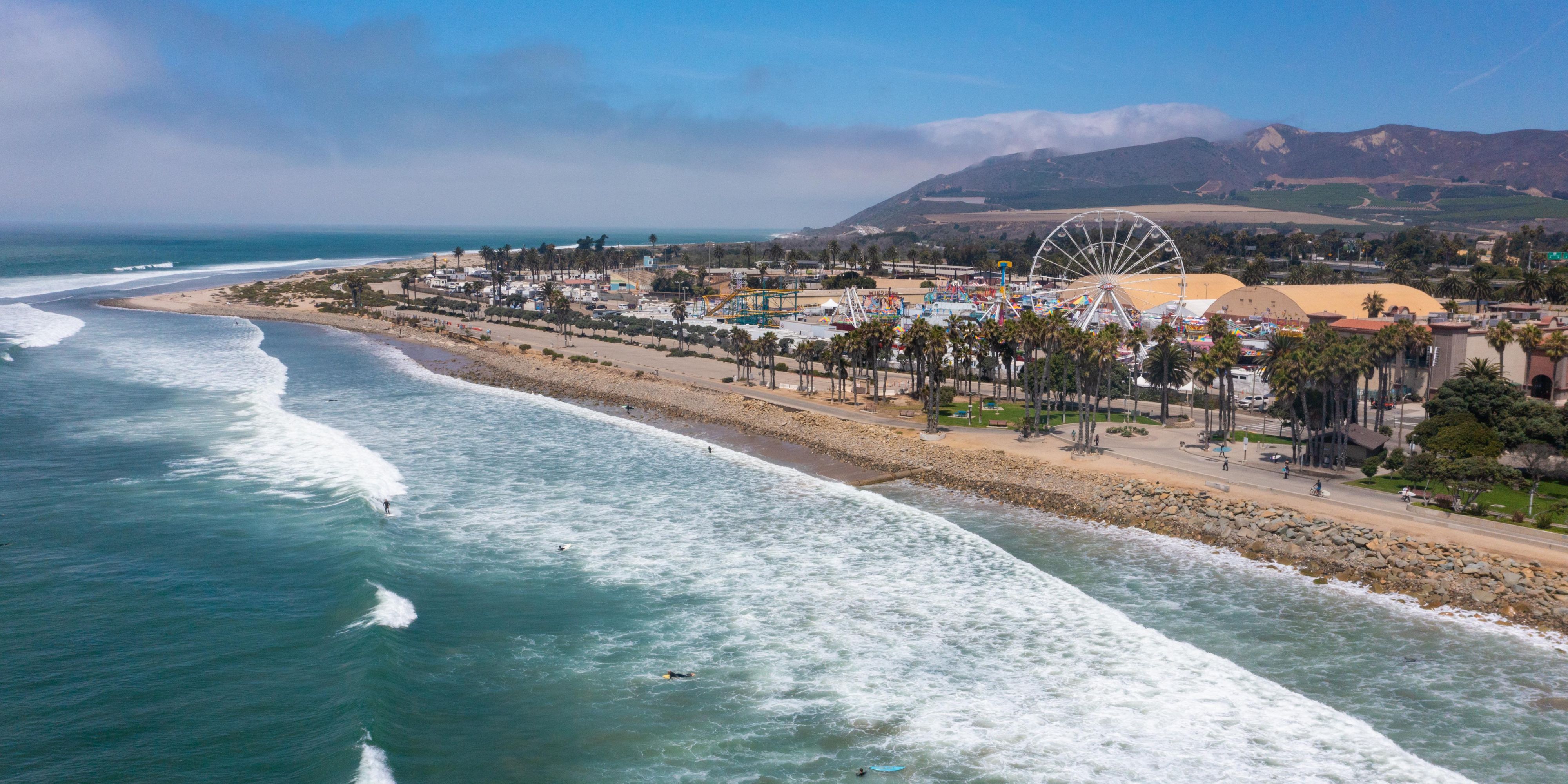 Prova l'emozione del surf con la surfista professionista Mary Osborne. Offrendo lezioni private e di gruppo direttamente sul lungomare Crowne Plaza Ventura Beach, Mary offre sessioni di 90minuti adatte a tutti i livelli di abilità. Tutte le attrezzature necessarie sono fornite, garantendo un'esperienza senza interruzioni e piacevole.