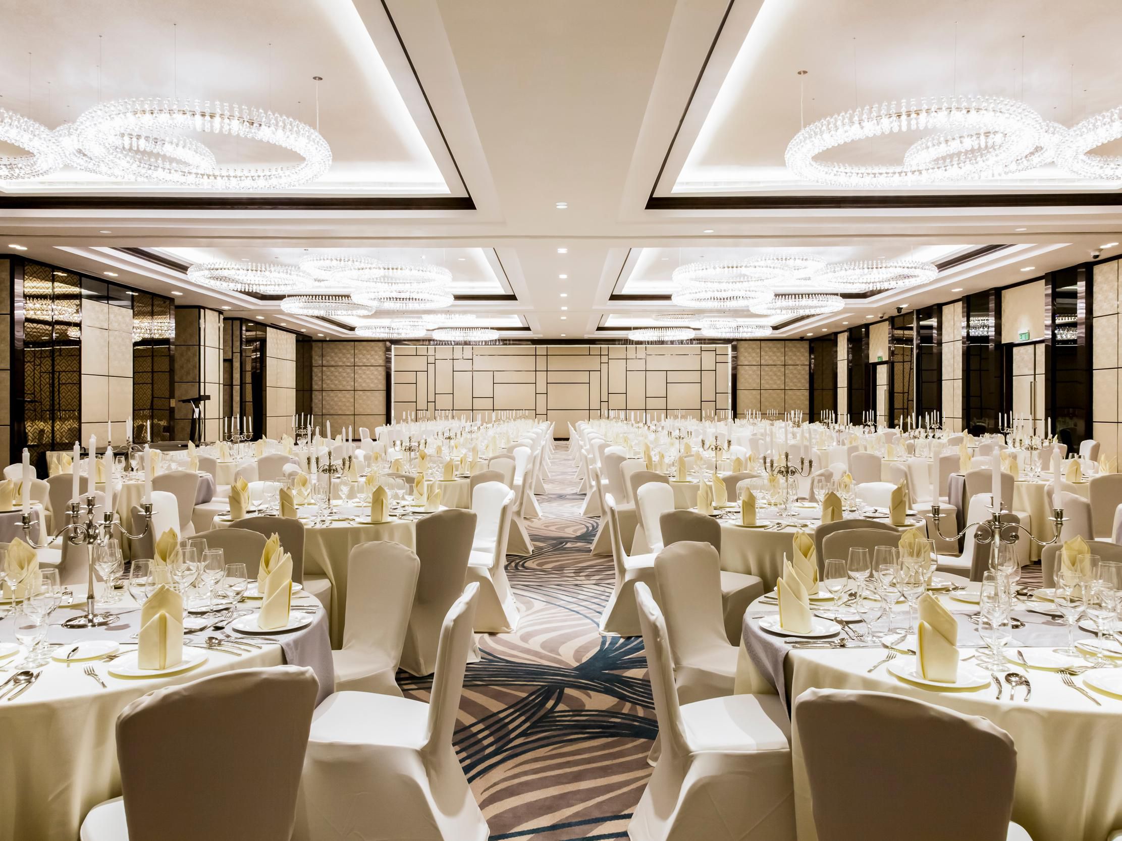 From business meetings and conferences to celebratory banquets, our flexible facilities and specialised Crowne Meetings Team can provide the perfect solution to all your needs. Our Grand Ballroom spans 784 square metres of unobstructed floor space, designed to entertain 555 attendees in a banquet setting or 1,012 in a theatre-style setting.